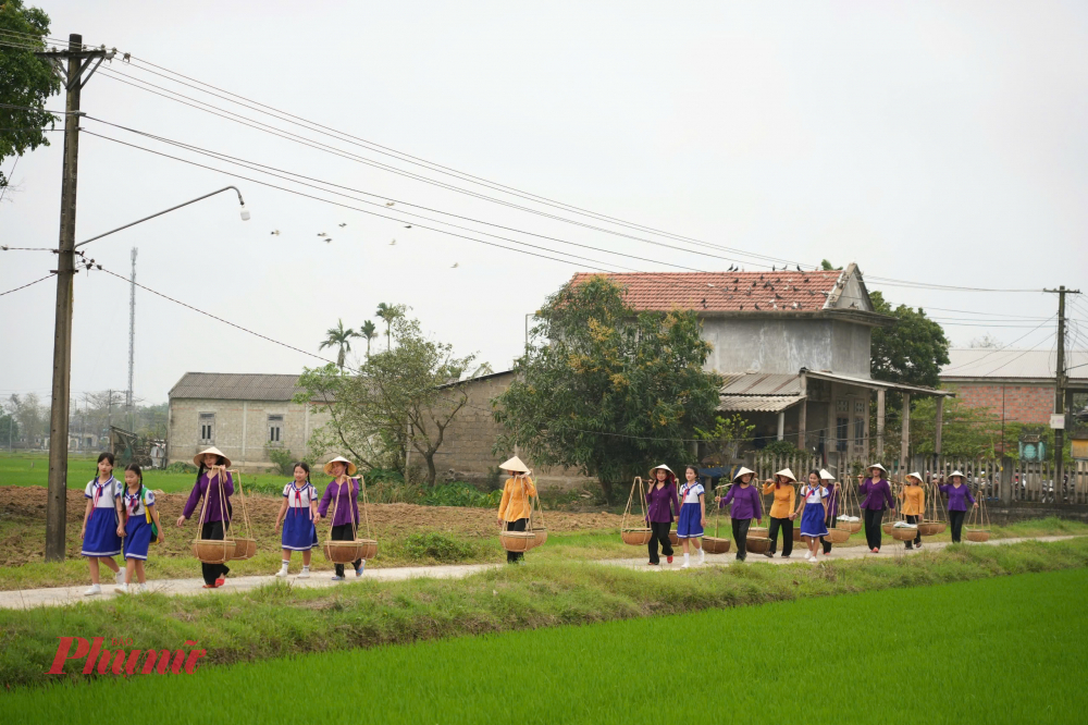 Bà Đặng Thị Hương, Chủ tịch UBND xã Hương Toàn cho biết, làng Vân Cù hiện có hơn 100 hộ làm bún trên với hơn 300 lao động thường xuyên và một bộ phận đáng kể tham gia vào các dịch vụ cung cấp nguyên vật liệu, tiêu thụ sản phẩm. Nếu như trước đây được coi là nghề phụ thì nay, nghề làm bún trở thành nghề chính, có hộ thu nhập từ 25 - 30 triệu đồng/tháng.