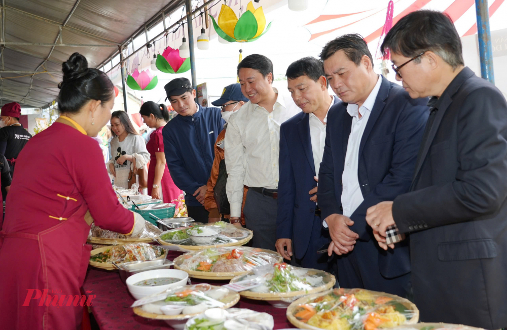 Trong đó, bún con – thành phẩm của mẻ nước đầu tiên khi luộc bún được khách hàng đánh giá cao nhất. Nhưng dù là bún con hay bún rời, đặc trưng của bún Vân Cù là sợi mịn, có màu trắng trong, bề mặt bóng, khi ăn không chua mà thơm mùi bột, không bở mà cũng không dai quá.