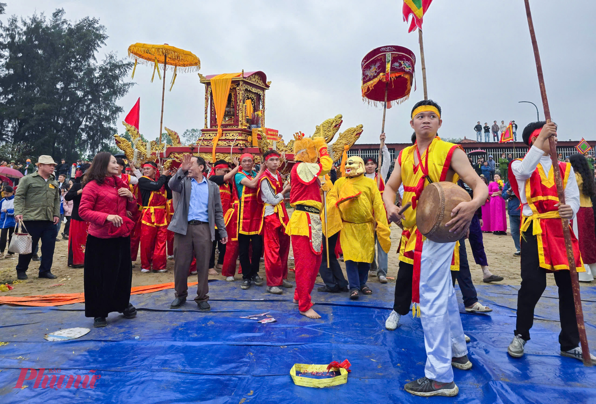 Lễ hội đền Cờn bắt đầu từ ngày 15-21 tháng Giêng hàng năm. Đây là một trong những lễ hội có quy mô lớn, độc đáo, giàu bản sắc, thu hút đông đảo du khách thập phương tham gia, trải nghiệm. Lễ hội đền Cờn có nhiều hoạt động lễ và hội xen kẽ nhau. độc đáo nhất trong đó là tục chạy ói trong lễ cầu ngư. 