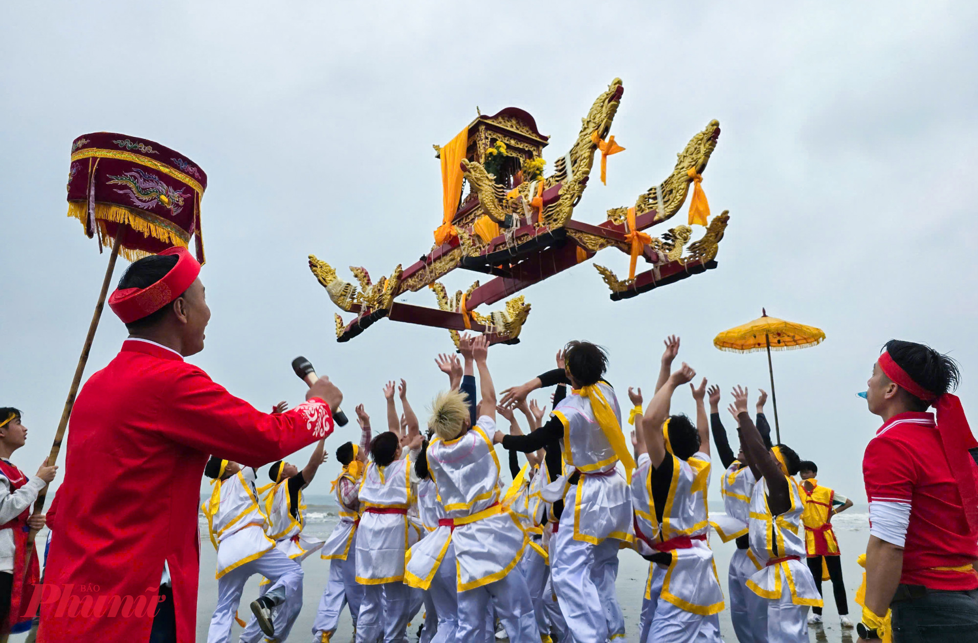 Màn rước kiệu bay này còn được gọi là tục chạy ói, tái hiện sự tích dân làng Phương Cần xuống làng Phú Lương cướp khúc gỗ thần 