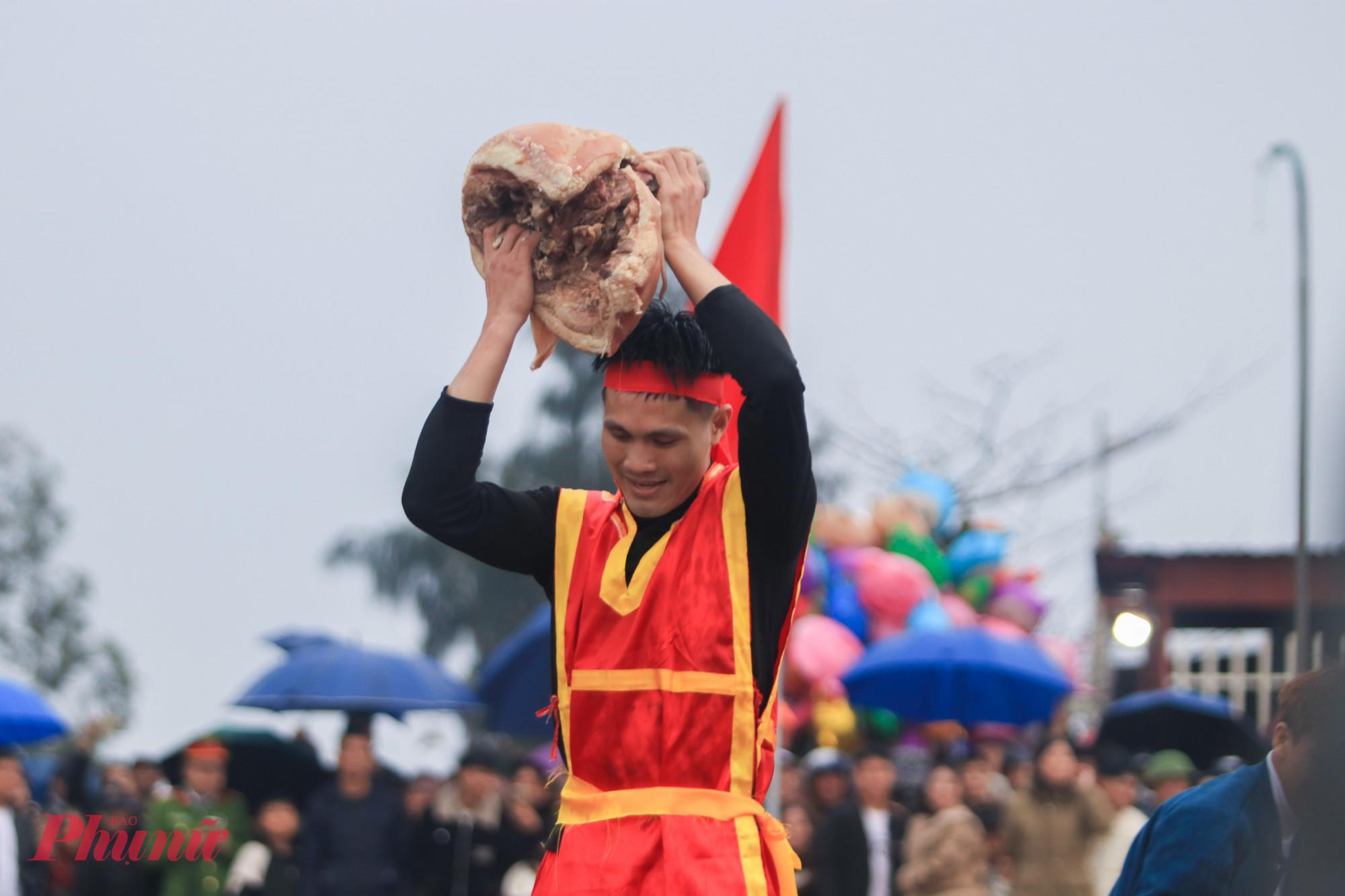 Một người đàn ông khoe thành quả lấy được.