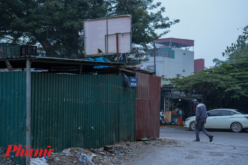 Khu vực quây tôn như một lô cốt án ngữ ngay lối vào che khuất tầm nhìn của người đi đường.