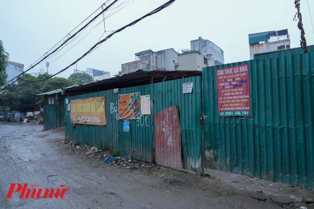 Anh Nguyễn Minh Tiến (ngõ 36 Giang Văn Minh) cho biết: 'Đường ngõ thì nhỏ nhưng ngày nào cũng hàng chục lượt xe ra vào, ngày nắng thì bụi bặm ngày mưa thì nhớp nháp bẩn thỉu. Mấy năm nay rồi mà vẫn vậy'.