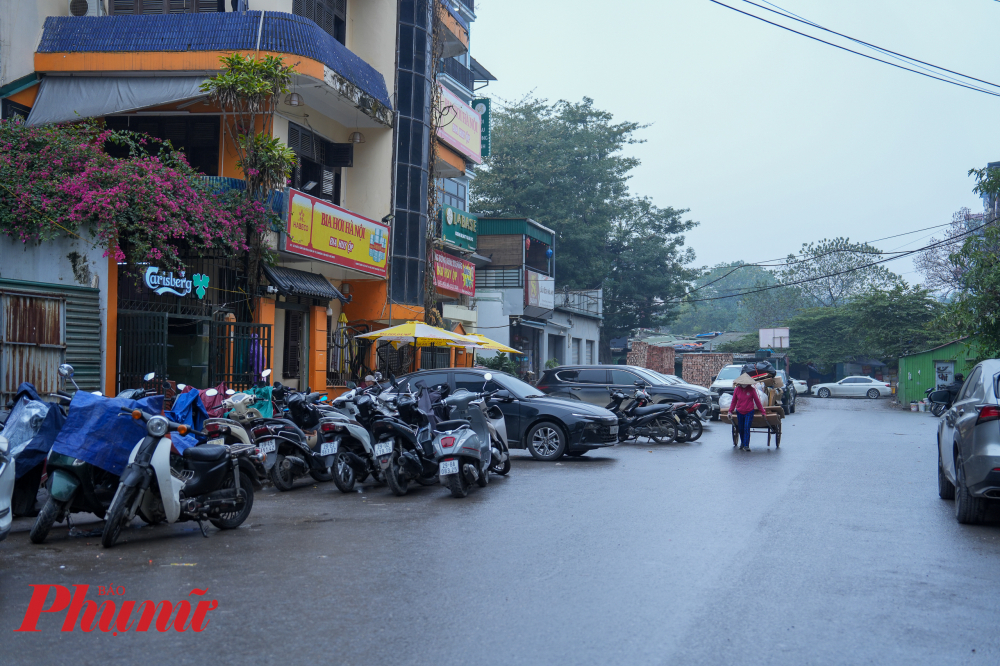 Ngõ này không chỉ có hàng trăm ngôi nhà liền kề mà còn có nhiều chung cư nên số lượng người sinh sống và phương tiện đi lại rất lớn.