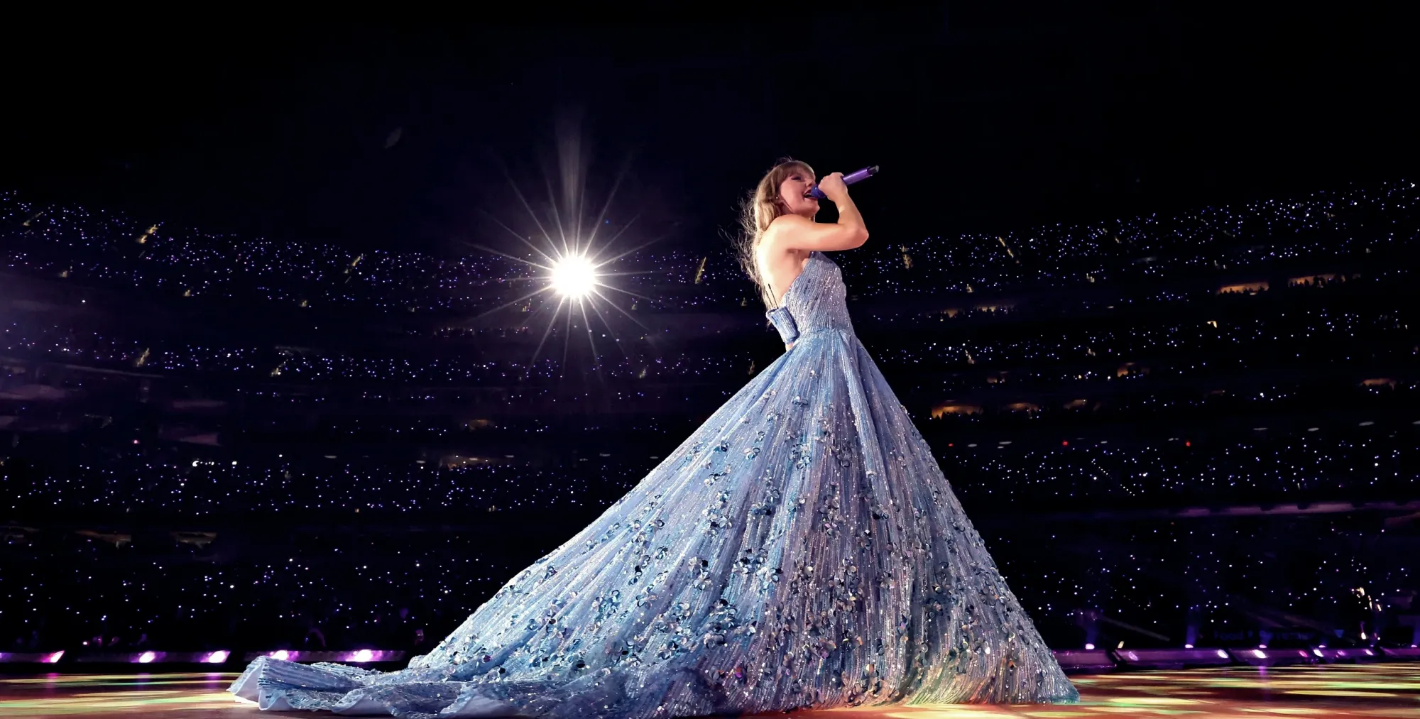 Taylor Swift trong một buổi biểu diễn thuộc The Eras Tour 