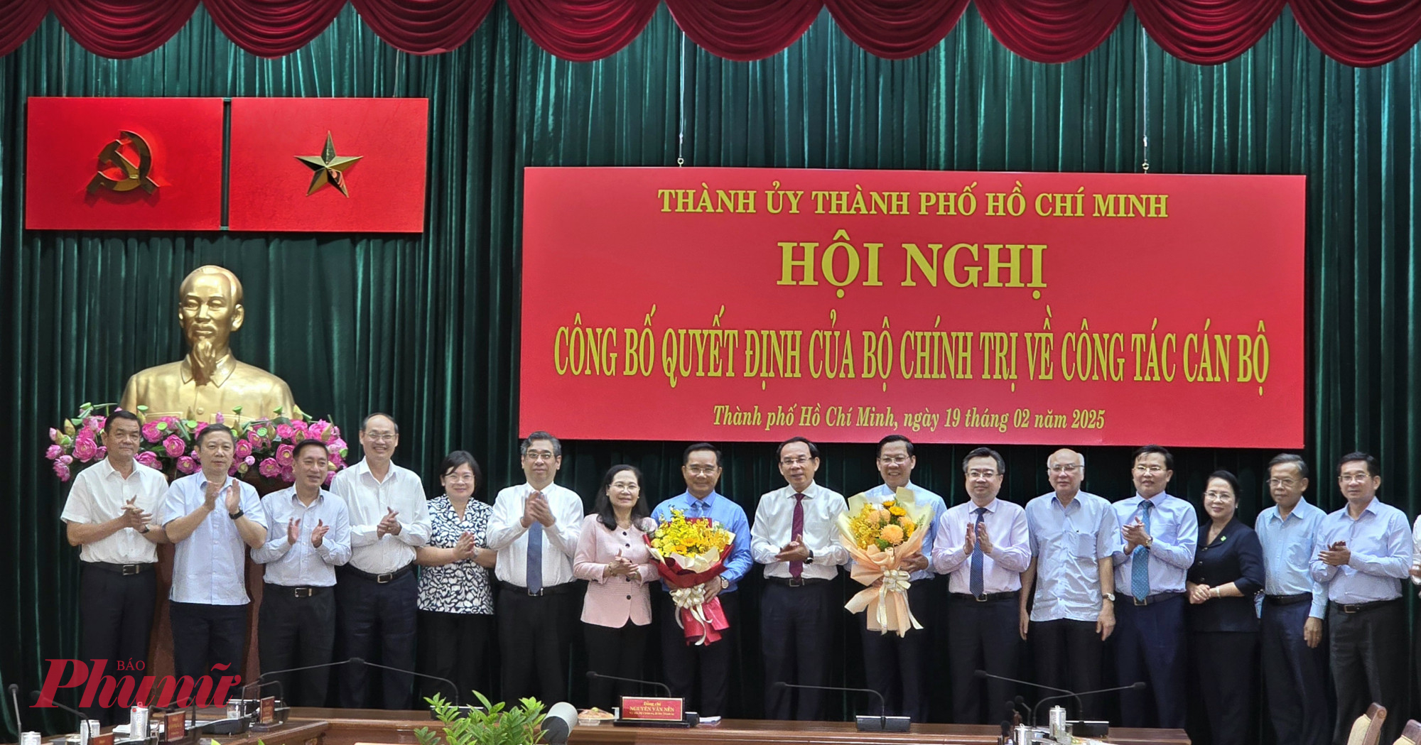 Lãnh đạo PHCM tặng hoa chúc mừng Phó Bí thư Thành ủy TPHCM Nguyễn Văn Được và ông Phan Văn Mãi - Ủy viên Trung ương Đảng, Chủ nhiệm Ủy ban Kinh tế và Tài chính của Quốc hội