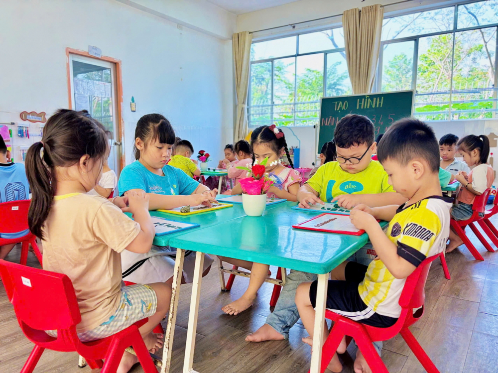 Gian nan chuyện học của con em công nhân nhập cư Một giờ học ở Trường mầm non Mặt Trời Nhỏ, phường Tân Tạo, quận Bình Tân, TPHCM - ẢNH: NGUYỄN LOAN