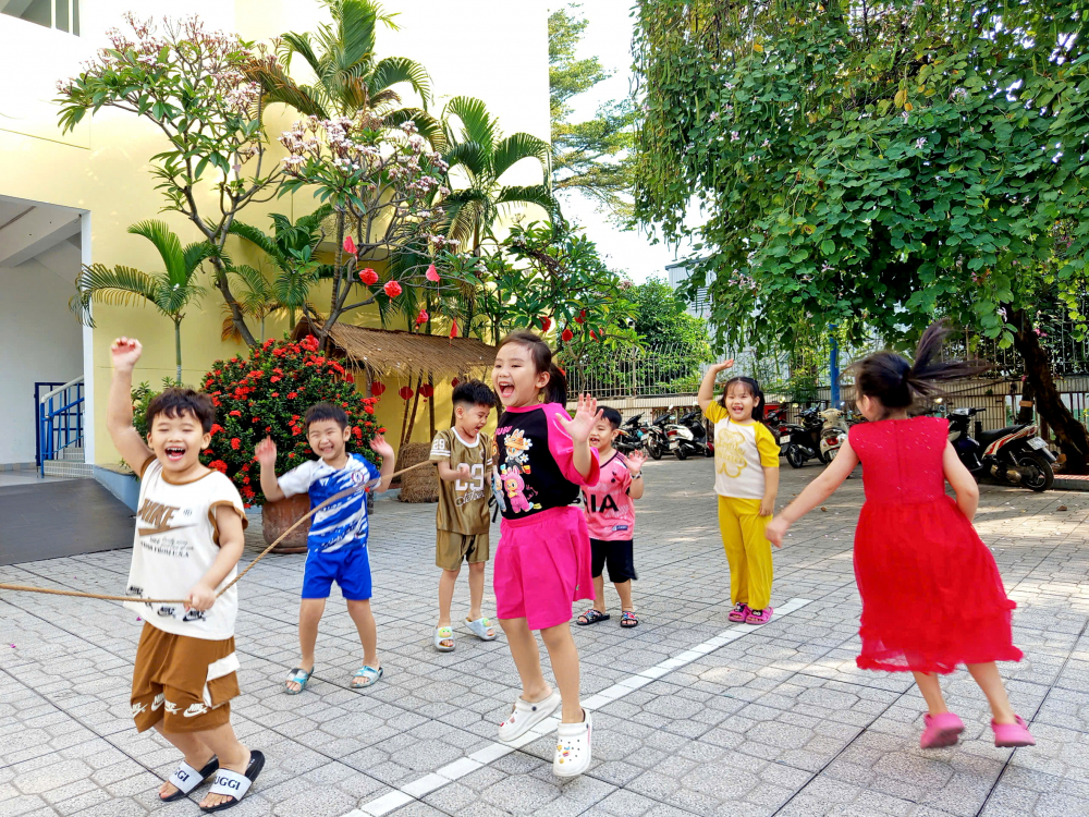 Gian nan chuyện học của con em công nhân nhập cư Các bé vui chơi tại Trường mầm non Mặt Trời Nhỏ (quận Bình Tân, TPHCM) ngôi trường hiếm hoi được xây dựng dành cho con công nhân nhập cư ẢNH: NGUYỄN LOAN