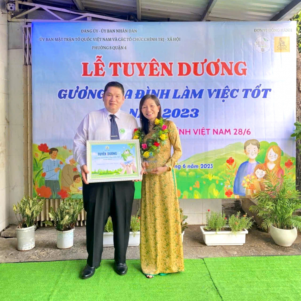 Vợ chồng anh Phạm Thanh Tòng và chị Nguyễn Thị Lệ Hằng được tuyên dương gương gia đình làm việc tốt