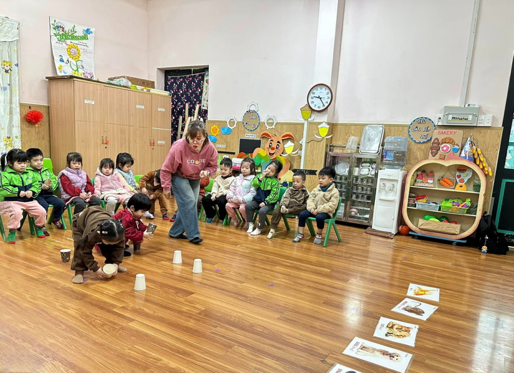 Gian nan chuyện học của con em công nhân nhập cư Giờ học của cô và trò Trường mầm non May 10, tiền thân là Nhà trẻ May 10, được thành lập năm 1956 với nhiệm vụ chăm sóc con em của cán bộ, công nhân viên Công ty May 10 - ẢNH: M.T.