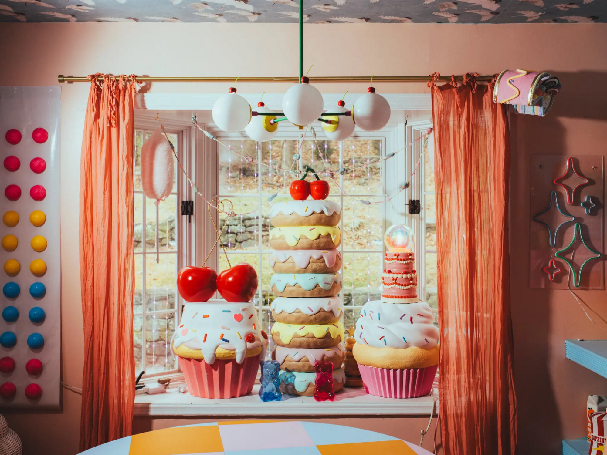 Sau quả dâu tây, Carmack đã sưu tập thêm những chiếc bánh vòng, cupcakes và bánh kem để trang trí cho căn phòng. Ảnh: NYT