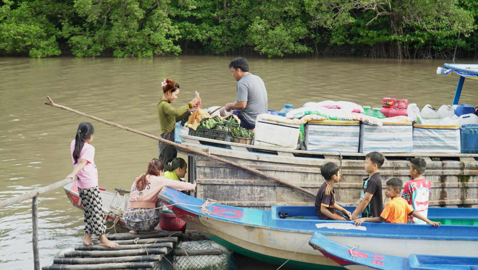 Những chuyến ghe hàng vẫn là niềm mong đợi của người dân quê tôi - ẢNH: THANH HUYỀN