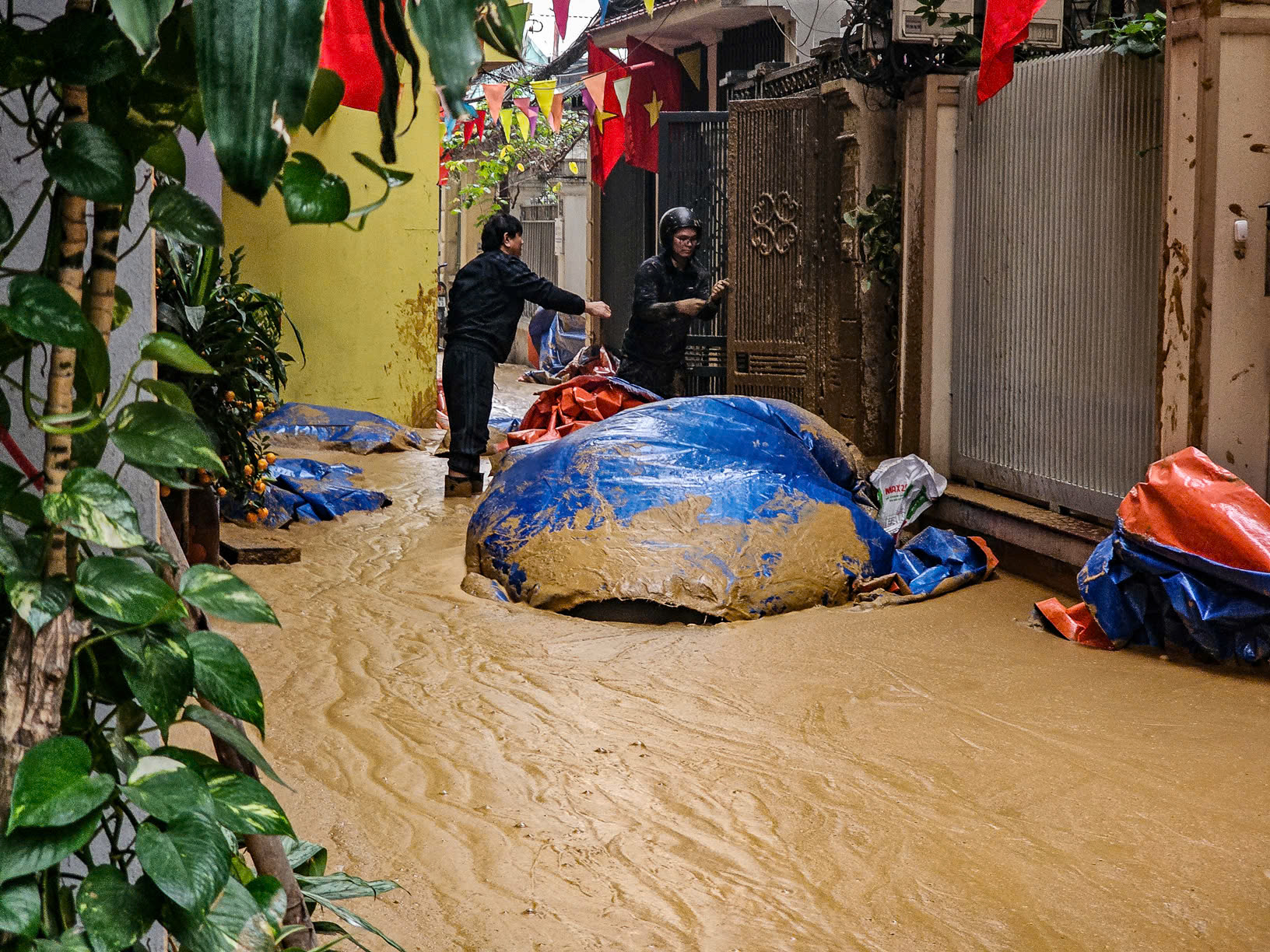 Ban Quản lý Đường sắt đô thị Hà Nội (MRB) cùng tư vấn và nhà thầu kiểm tra hiện trường, ban đầu xác định nguyên nhân có thể do dưới lòng đất còn tồn tại giếng nước hoặc cống thoát nước cũ đã tạo thành đường đi cho phụ gia khoan hầm trào lên mặt đất (Các giếng nước và cống cũ này không còn được sử dụng).