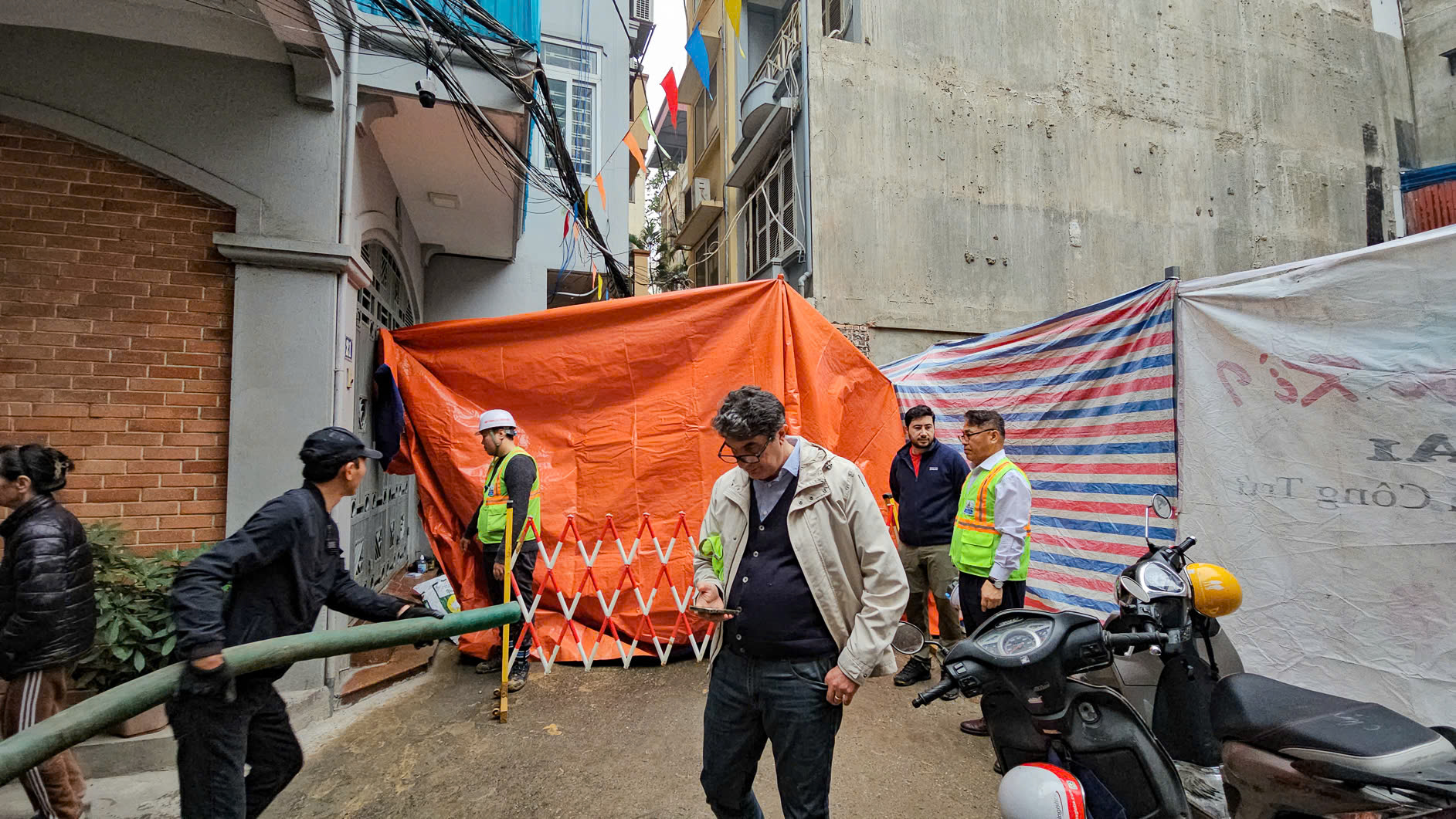 Ông Lee Young Kyeong – Phó giám đốc dự án Liên danh Hyundai & Ghella khẳng định: 'Hiện tượng phụ gia khoan hầm trào lên mặt đất trong quá trình khoan là một sự cố kỹ thuật nằm trong dự tính và đã được kiểm soát ngay lập tức'.