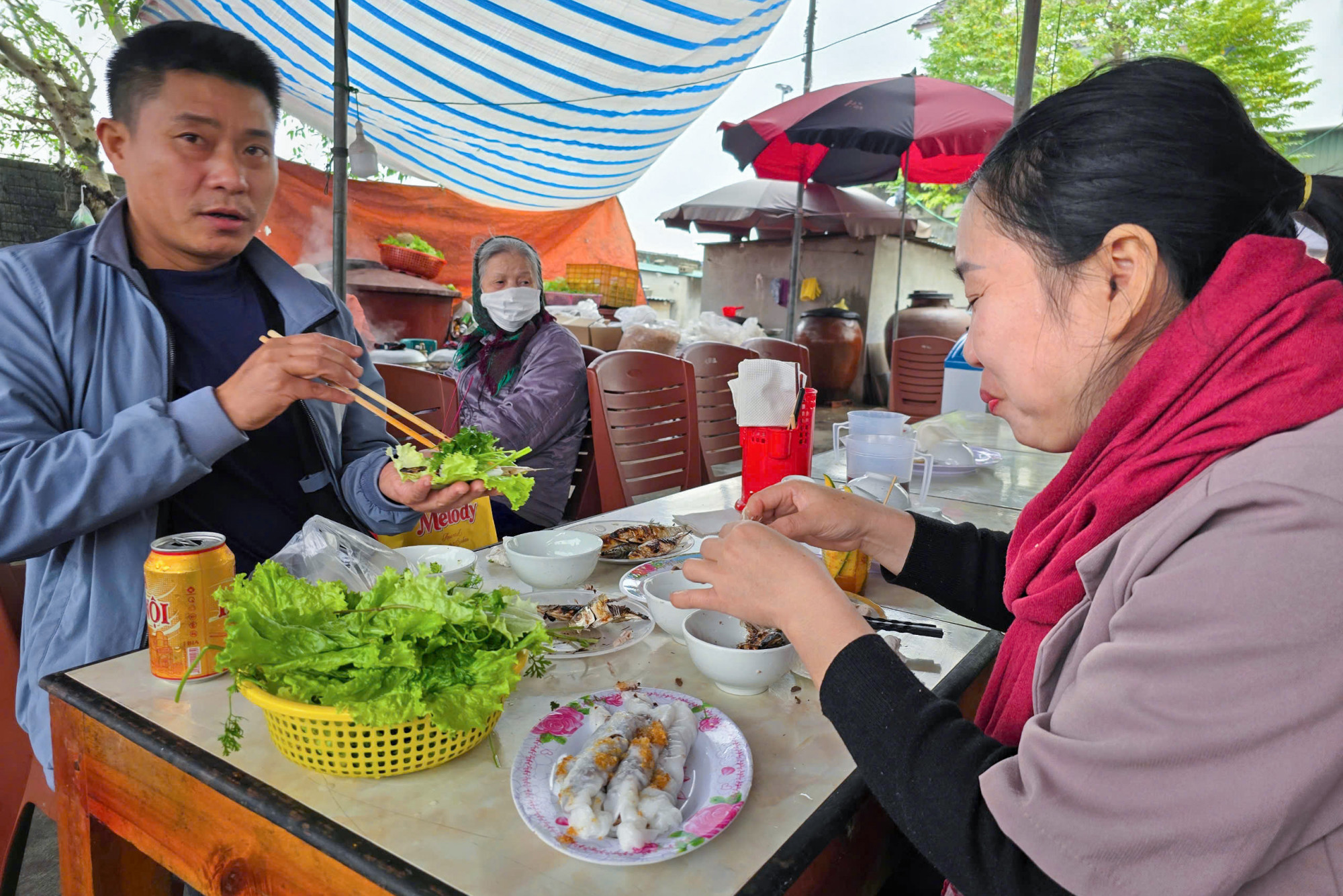 Anh Nguyễn Văn Quỳnh (trú TP Vinh, tỉnh Nghệ An) cho biết, thưởng thức cá trích nướng tuyệt vời nhất là khi cá vừa nướng chín, thịt còn nóng ấm, dậy mùi thơm và lan tỏa giữa tiết trời se lạnh.