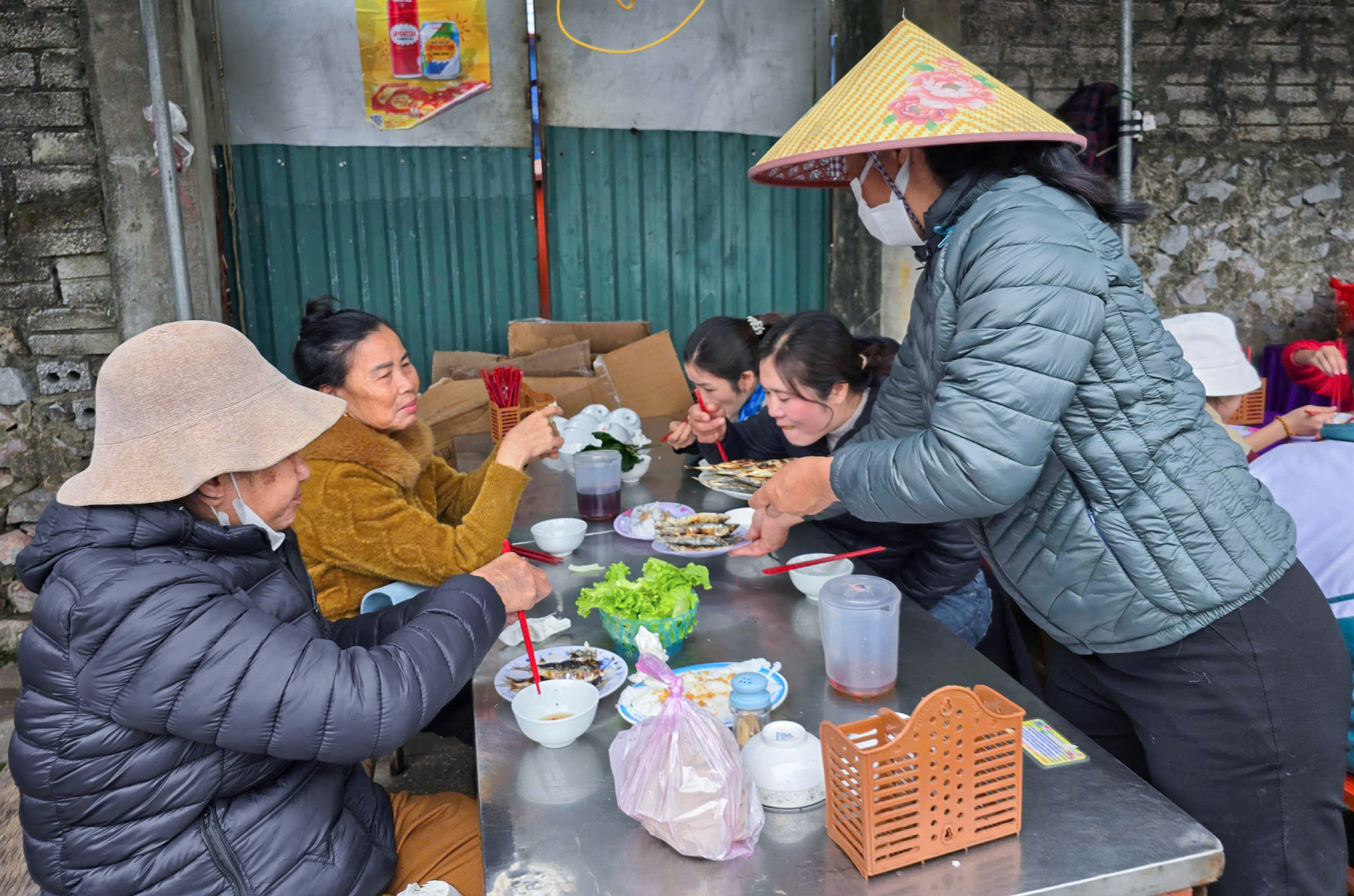 Nhiều sạp nướng cá khá đơn giản, song vẫn luôn tấp nập du khách ghé vào thưởng thức cá trích nướng.