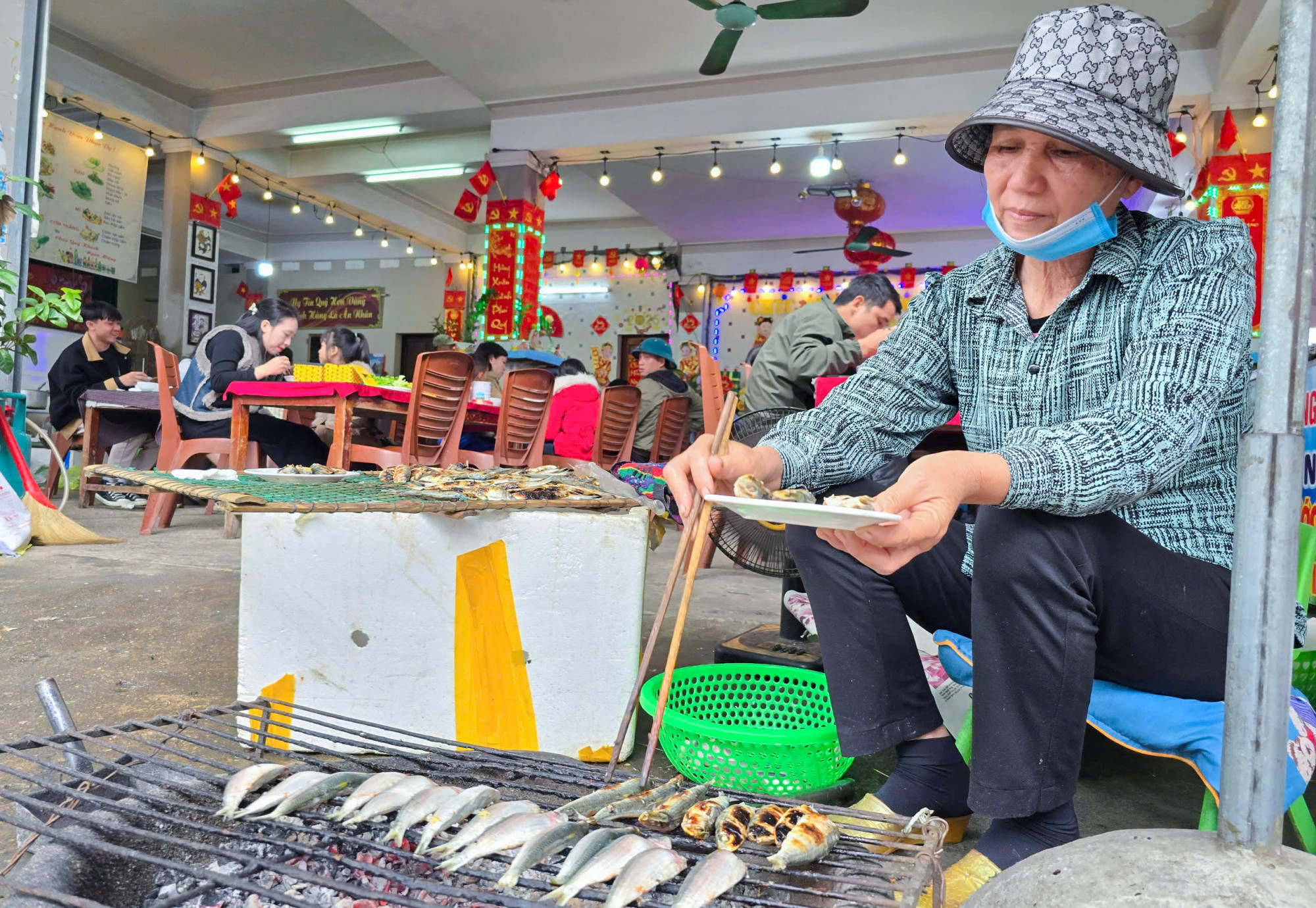 Bà Nguyễn Thị Xuân (63 tuổi, trú phường Quỳnh Phương) cho biết, cá trích đầu mùa nướng than hoa có thịt ngon, vị ngọt, béo và bổ dưỡng nên luôn hấp dẫn du khách. Từ tết Nguyên đán đến nay, trung bình mỗi ngày bà nướng từ 60-80kg cá trích, cao điểm có ngày cả 100kg để phục vụ du khách về đền Cờn vãn cảnh.