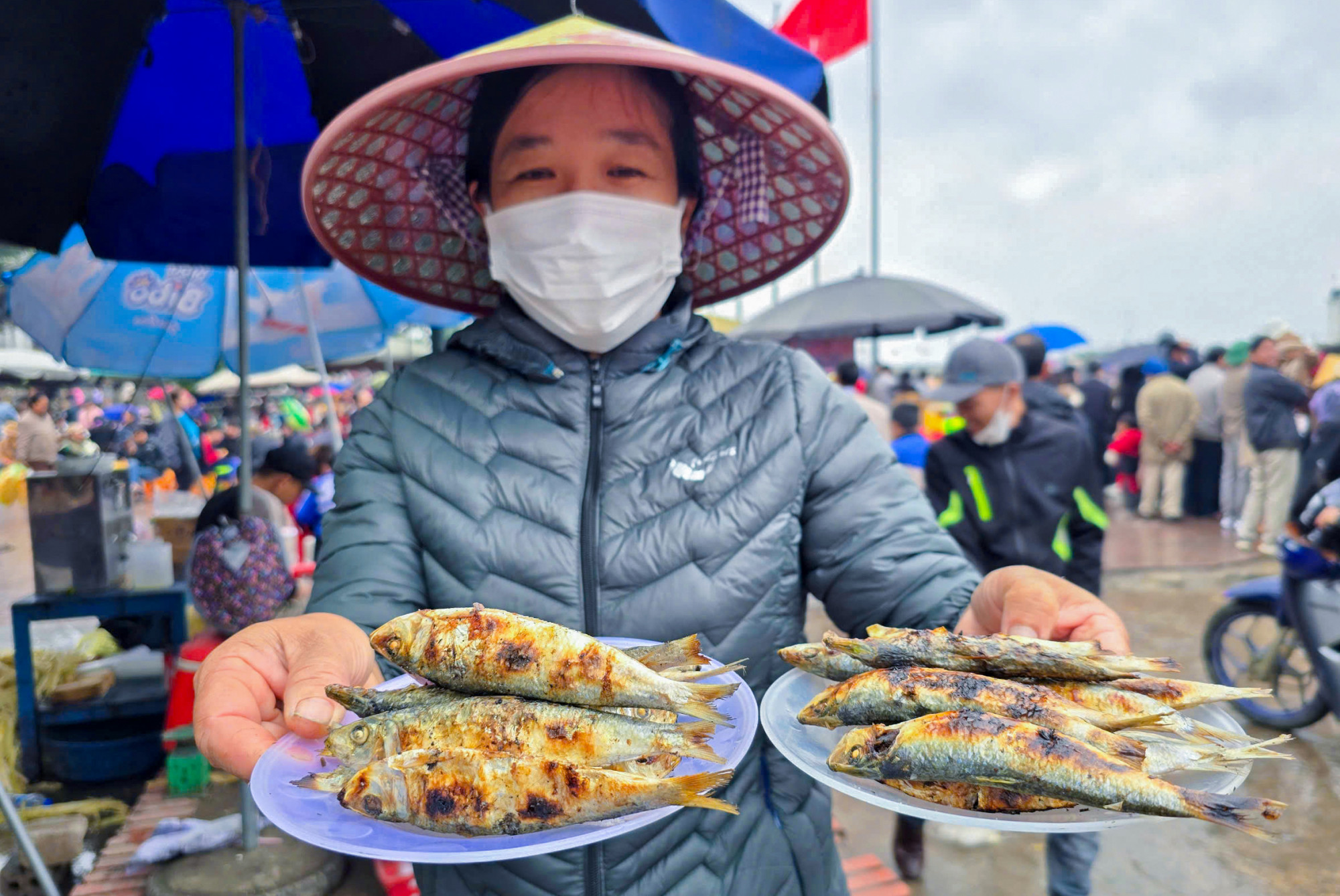 Những ngày đầu năm, đền Cờn (phường Quỳnh Phương, thị xã Hoàng Mai, tỉnh Nghệ An) luôn tấp nập du khách thập phương. Ngoài dâng hương cầu an, vãn cảnh, nhiều du khách còn tranh thủ ghé vào các sạp cá nướng để thưởng thức món cá trích nướng - một đặc sản nổi tiếng ở các làng chài xứ Nghệ.