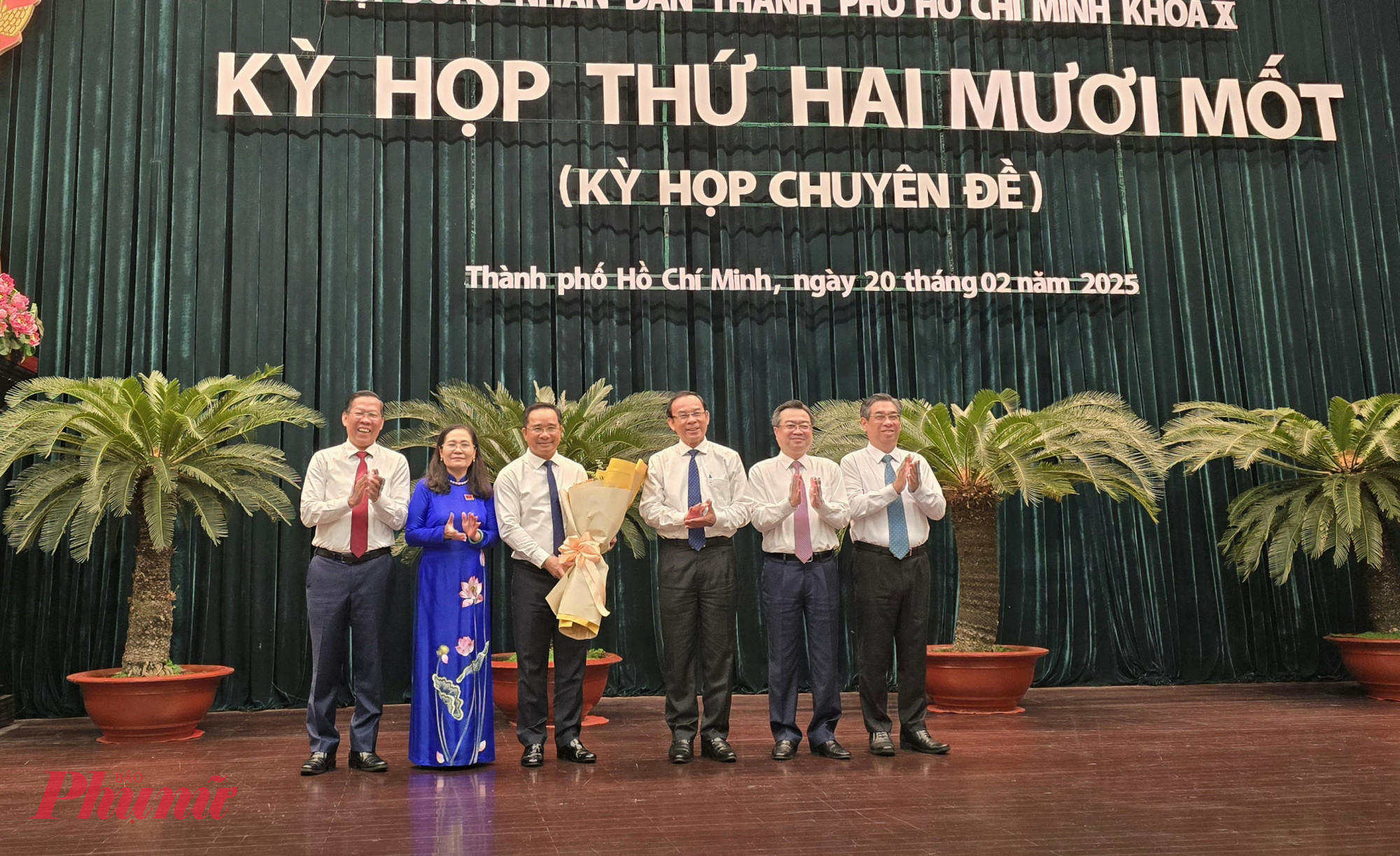 lãnh đạo TPHCM tặng hoa chúc mừng Tân Chủ tịch UBND TPHCM Nguyễn Văn Được