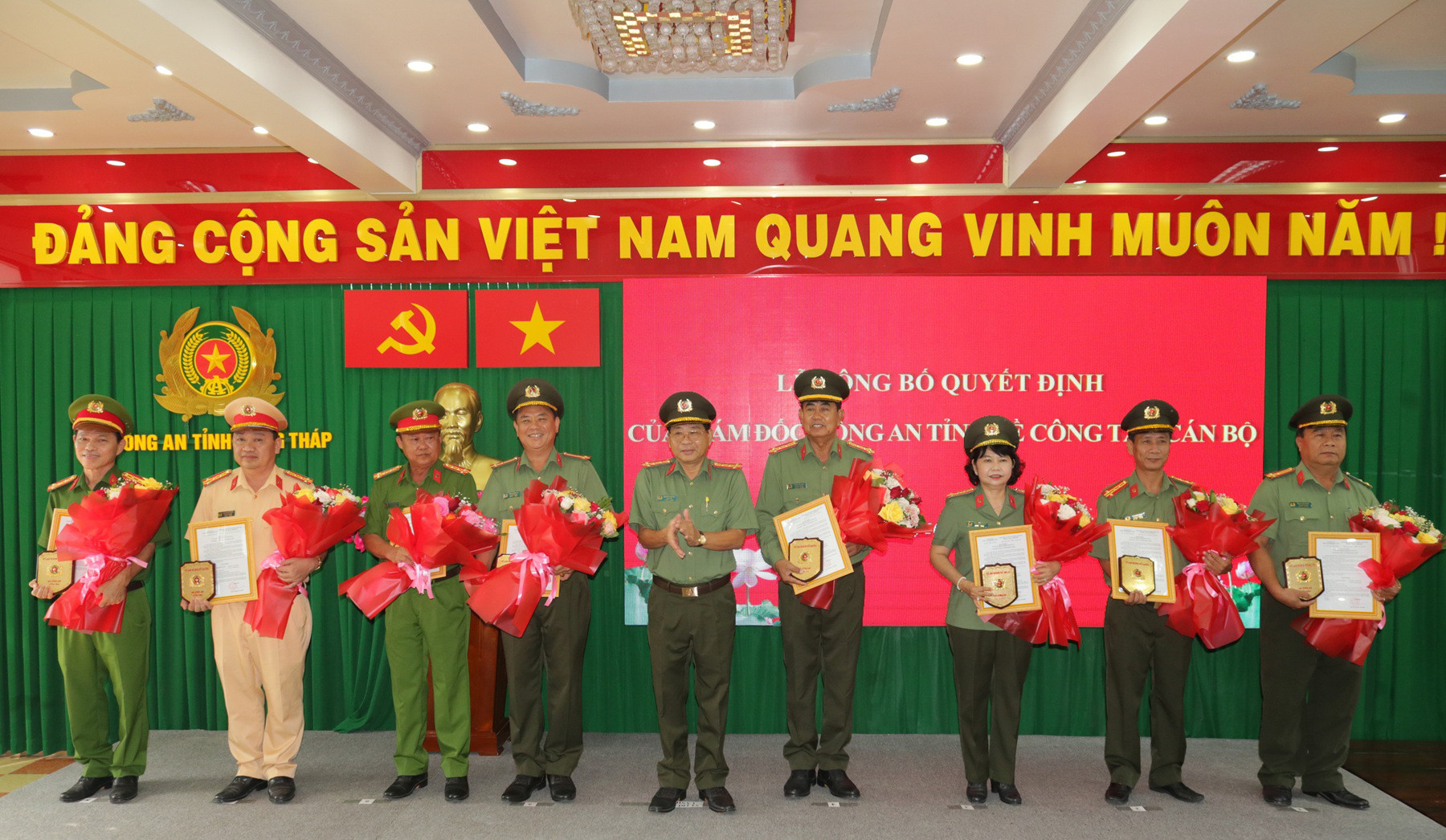 16 đại tá, thượng tá Công an tỉnh Đồng Tháp nghỉ hưu trước tuổi - Ảnh Công an Đồng Tháp