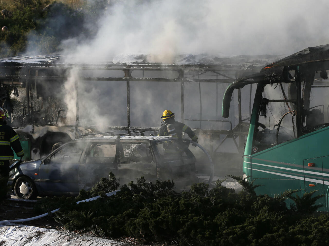 Hàng loạt vụ nổ xe buýt làm rung chuyển Israel - Ảnh: AFP