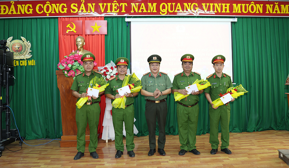 Đại tá Lâm Phước Nguyên - Giám đốc Công an tỉnh An Giang trao thưởng nóng  cho 4 tập thể. Ảnh: Tiến Tầm 