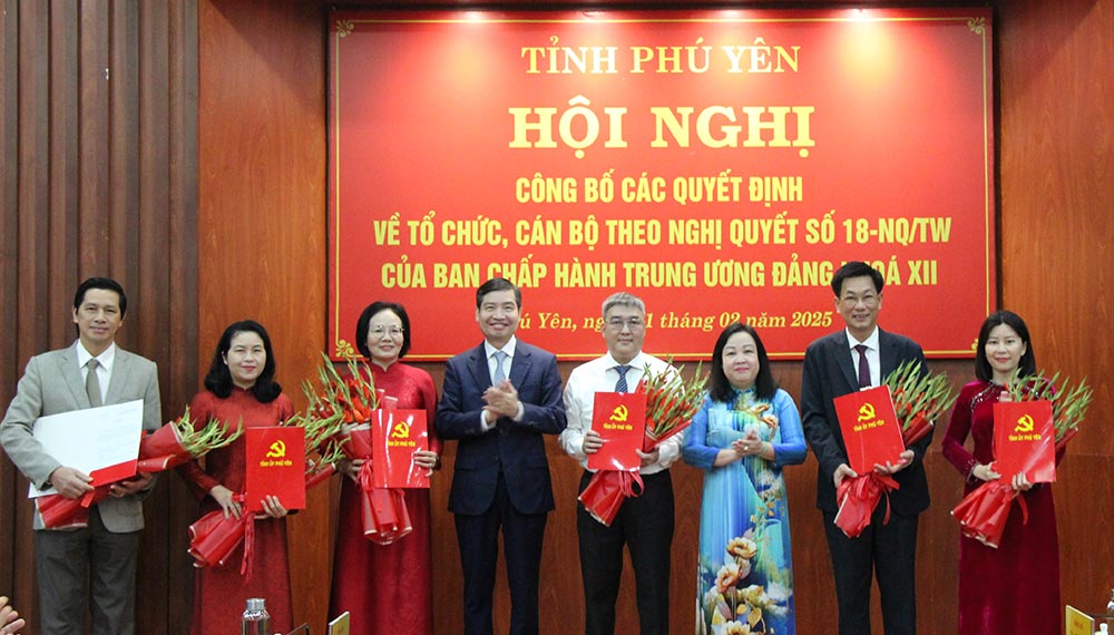 Các đồng chí: Cao Thị Hòa An, Phó Bí thư thường trực Tỉnh ủy Phú Yên, Chủ tịch HĐND tỉnh; Tạ Anh Tuấn, Phó Bí thư Tỉnh ủy, Chủ tịch UBND tỉnh trao quyết định, tặng hoa chúc mừng các cán bộ được điều động, phân công của Ban Thường vụ Tỉnh ủy. 