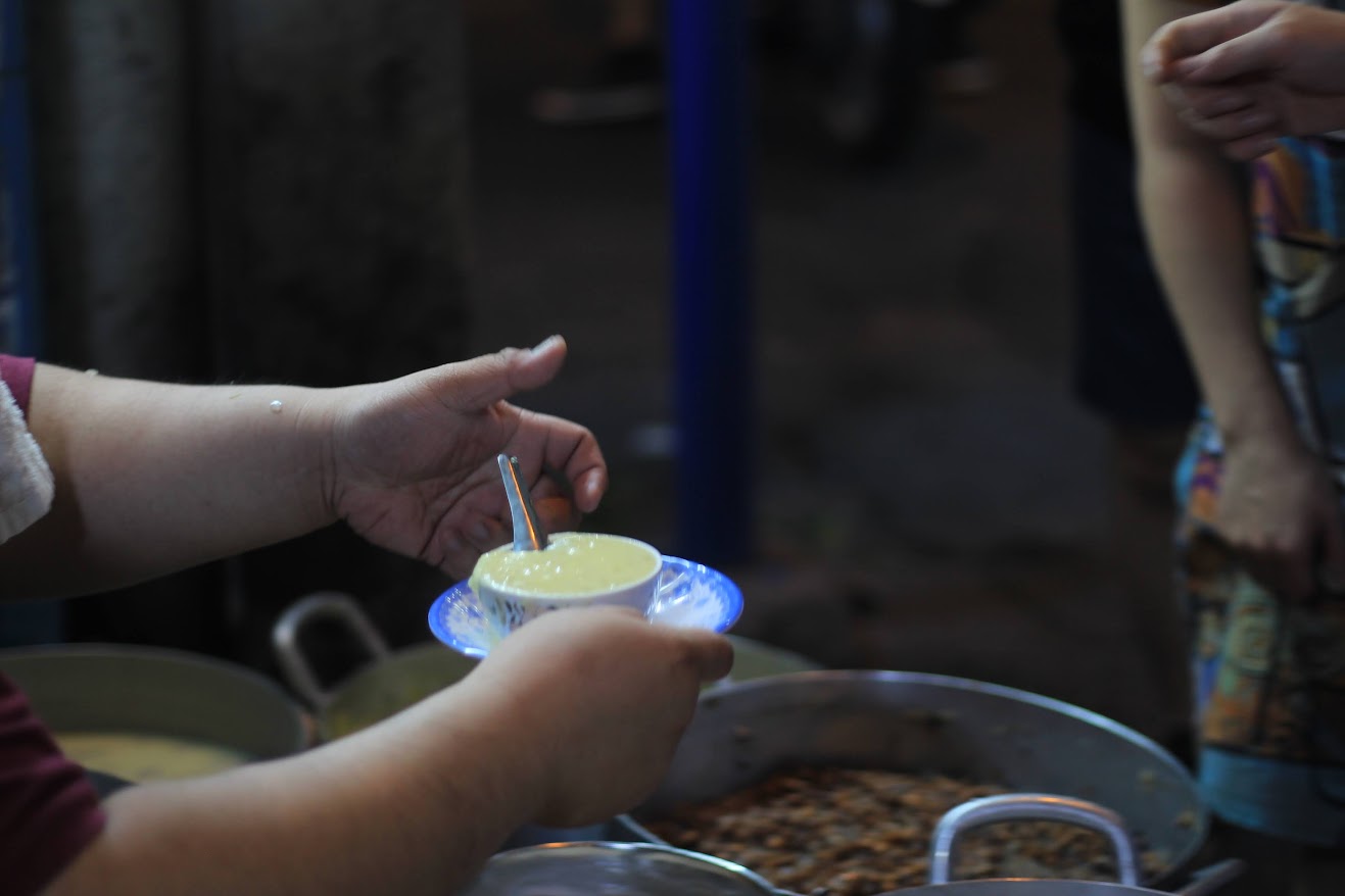 Anh Hiếu lúc nào cũng thấy thoăn thoắt múc chè, có khi cho chè vào chén để phục vụ khách ăn ngay tại chỗ, có khi cho chè vào bịch, gói lại, để sẵn cho khách mua mang về. Dù bận bịu, anh vẫn luôn vui vẻ, niềm nở với khách đến ăn. Có con trai kế nghiệp, cũng mừng, cô Điệp nói. 