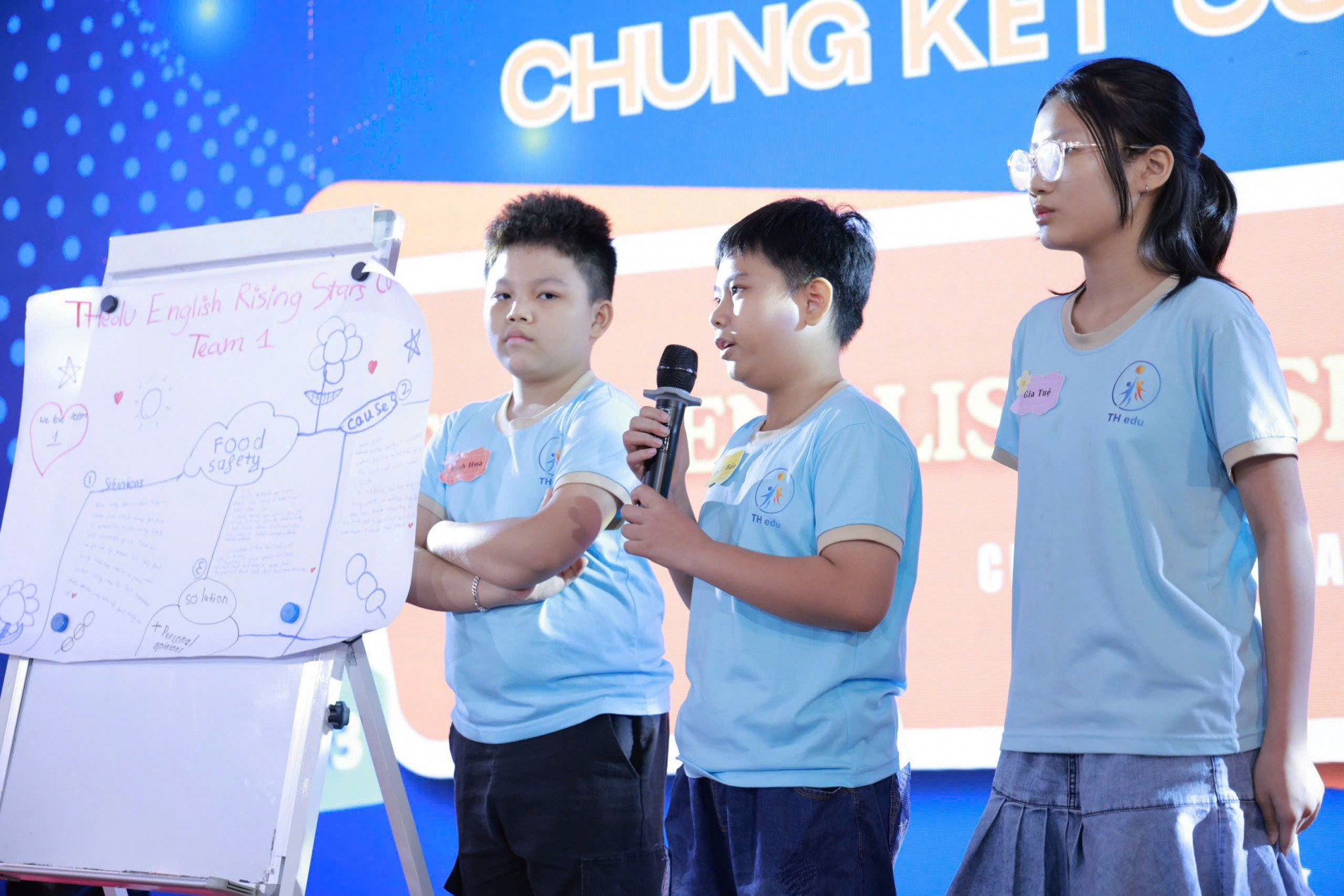 Học sinh trình bày trước ban giám khảo - Ảnh: T.T.