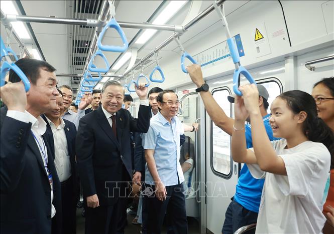 Tổng Bí thư Tô Lâm trải nghiệm metro số 1 và trò chuyện với người dân - Ảnh: TTXVN