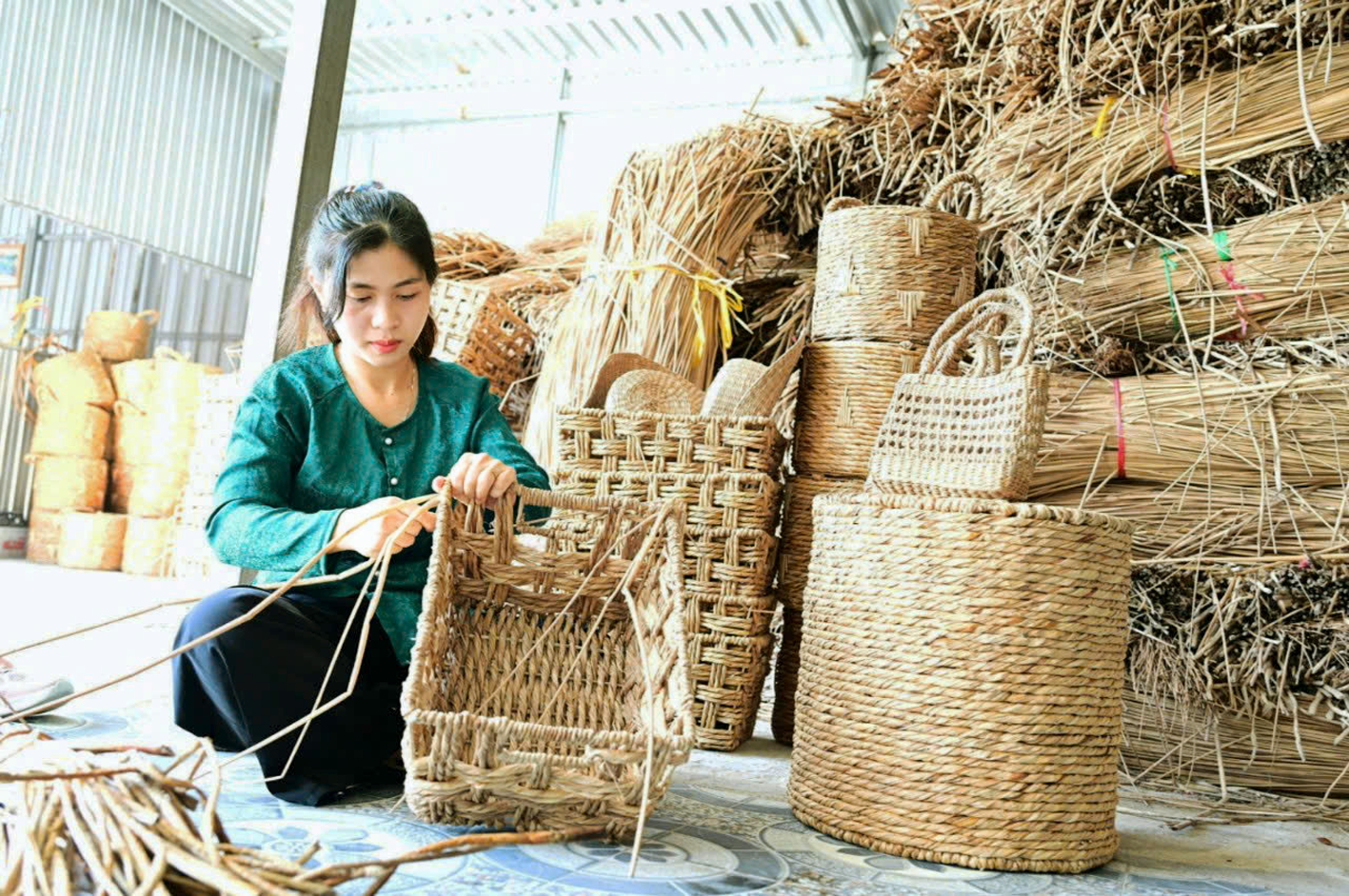 Chị Trần Thị Lanh đang đan sản phẩm mỹ nghệ từ cây năn tượng