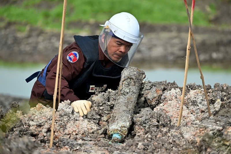 Còn nhiều bom mìn rải rác trên khắp Campuchia - Ảnh: AFP