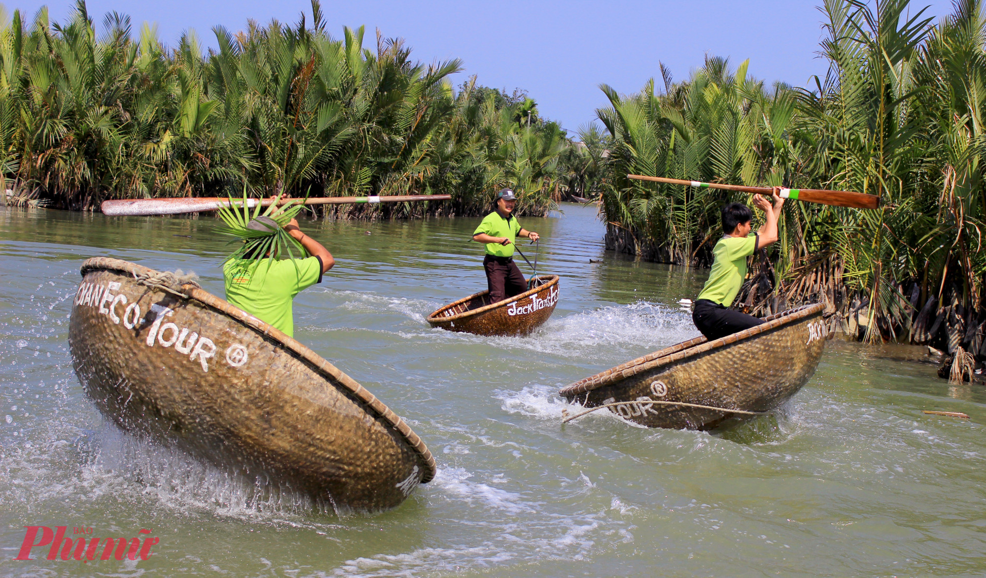 Màn biểu diễn xoay thuyền thúng có thương hiệu ở Hội An