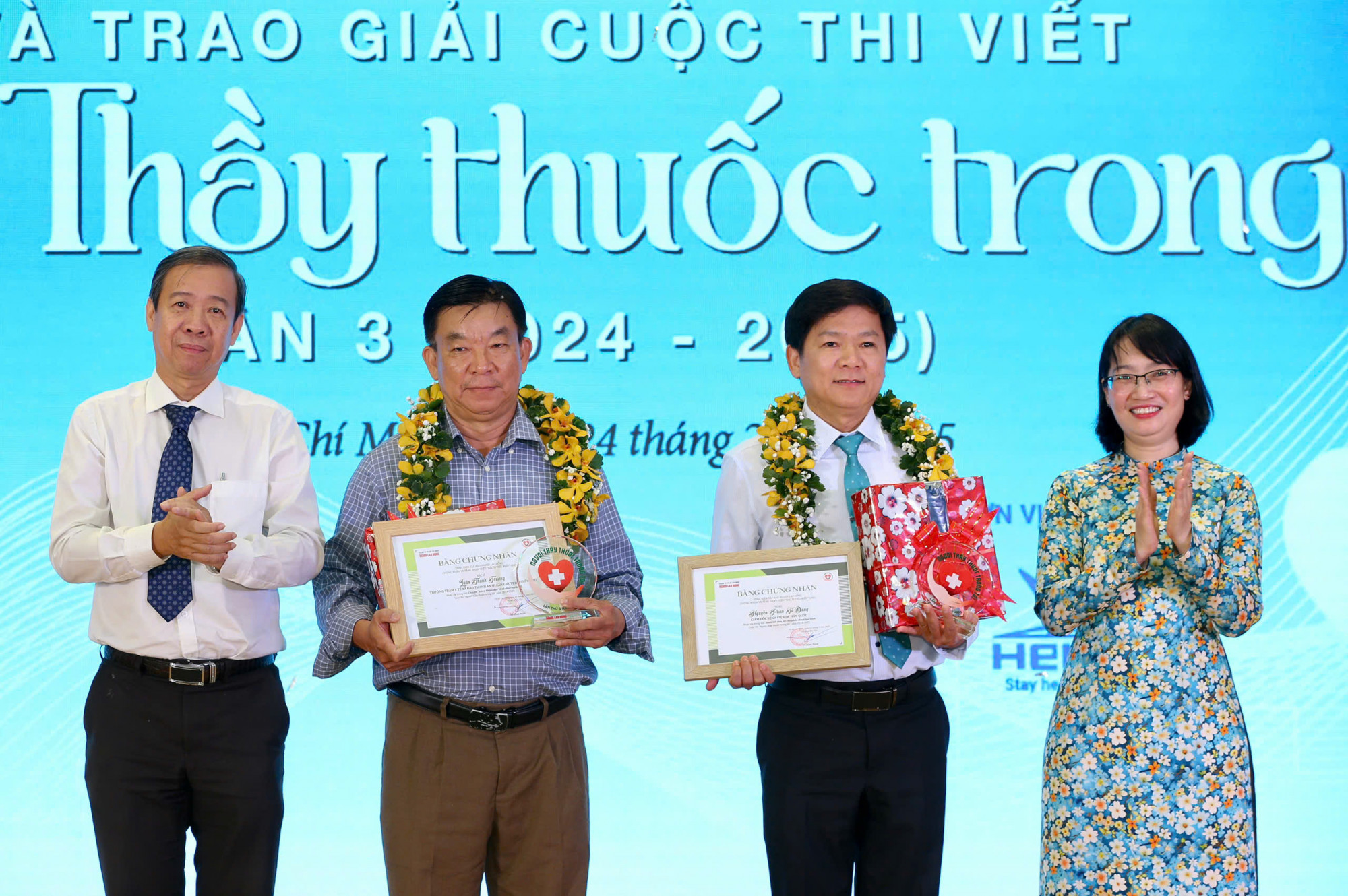  Bác sĩ Luân Thanh Trường (áo caro) và bác sĩ Nguyễn Phan Tú Dung nhận danh hiệu bác sĩ tiêu biểu  - Ảnh Ban tổ chức