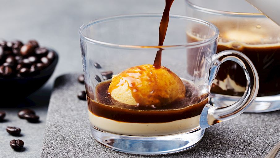 Affogato là món tráng miệng Ý kết hợp giữa gelato (thường là vị vani) và cà phê espresso nóng. Khi rót espresso lên trên, gelato dần tan chảy, tạo nên sự hòa quyện giữa vị đắng đậm của cà phê và vị ngọt béo của kem. Sự tương phản giữa nóng và lạnh làm cho affogato trở thành một món tráng miệng đơn giản nhưng tinh tế. Thường được thưởng thức như một món kết thúc bữa ăn hoặc một ly cà phê tráng miệng. Một số biến tấu có thể thêm rượu mạnh hoặc topping như sô cô la và hạnh nhân.