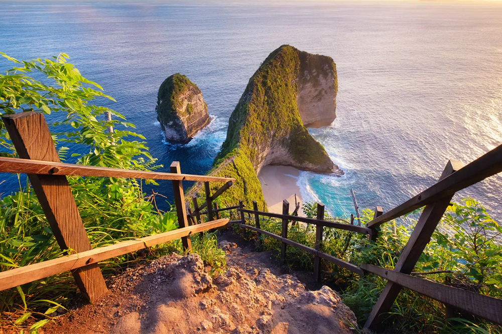 Kelingking Beach là một bãi biển tuyệt đẹp nằm trên đảo Nusa Penida, Indonesia, nổi tiếng với vách đá hình dáng giống đầu khủng long. Từ trên cao, du khách có thể chiêm ngưỡng cảnh biển xanh ngọc bích và bãi cát trắng mịn bên dưới. Để xuống bãi biển, du khách phải vượt qua con đường mòn dốc và khá nguy hiểm, nhưng phần thưởng là khung cảnh thiên nhiên hoang sơ tuyệt đẹp. Đây là địa điểm lý tưởng cho những ai yêu thích khám phá và chụp ảnh.