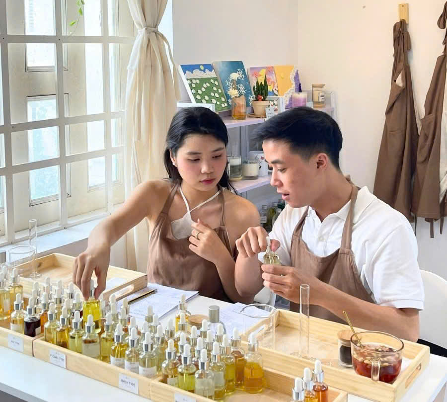 Tại Tụi Mình Workshop (Bình Thạnh), làm nước hoa không chỉ là một trải nghiệm thủ công mà còn là hành trình khám phá mùi hương của riêng bạn. Bạn sẽ tự tay pha chế, cân chỉnh từng nốt hương từ tinh dầu để tạo ra chai nước hoa mang cá tính riêng. Không gian workshop ấm cúng, gần gũi, giúp bạn vừa thư giãn vừa hiểu hơn về nghệ thuật nước hoa. Thành phẩm là một mùi hương độc đáo, có thể dùng hàng ngày hoặc làm quà tặng đặc biệt. Đây là hoạt động lý tưởng cho những ai yêu thích sáng tạo và muốn lưu giữ một dấu ấn riêng qua hương thơm.