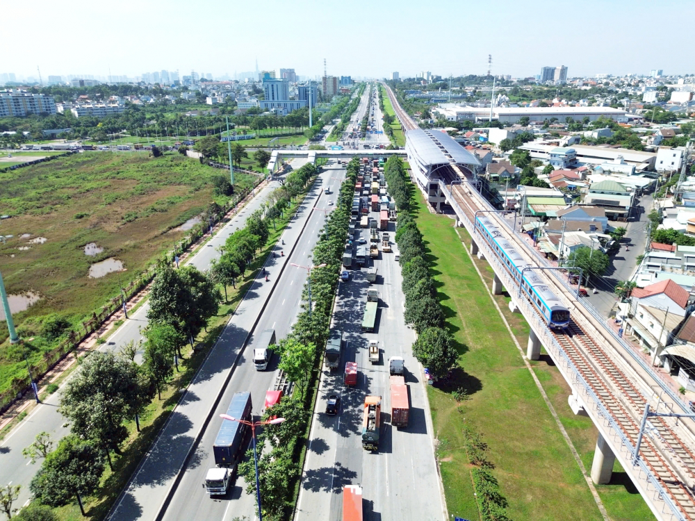 Xây dựng các đô thị nén theo mô hình TOD dọc các tuyến metro số 1 của TPHCM  có thể giúp tăng giá trị gia tăng từ đất và thúc đẩy người dân đi xe công cộng - ẢNH: VŨ QUYỀN