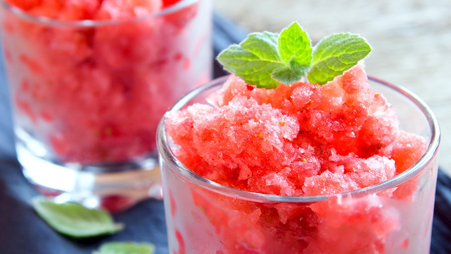 Granita là món tráng miệng đá bào nổi tiếng của Ý, đặc biệt phổ biến ở Sicily. Được làm từ nước trái cây, cà phê hoặc rượu, granita có kết cấu đá mịn nhưng vẫn giữ được độ xốp nhẹ, khác biệt với sorbet. Nhờ quá trình khuấy liên tục khi đông lạnh, món này có vị thanh mát, dịu nhẹ và sảng khoái. Các hương vị phổ biến nhất là chanh, cà phê và hạnh nhân, thường được ăn kèm với bánh brioche mềm. Đây là món giải khát lý tưởng trong những ngày hè oi bức.