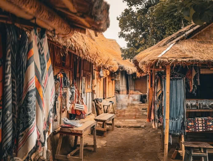 Tour tham quan làng dệt Sade - do The Sira tổ chức - nơi du khách có thể trải nghiệm văn hóa Sasak - Ảnh: Lam Shushan