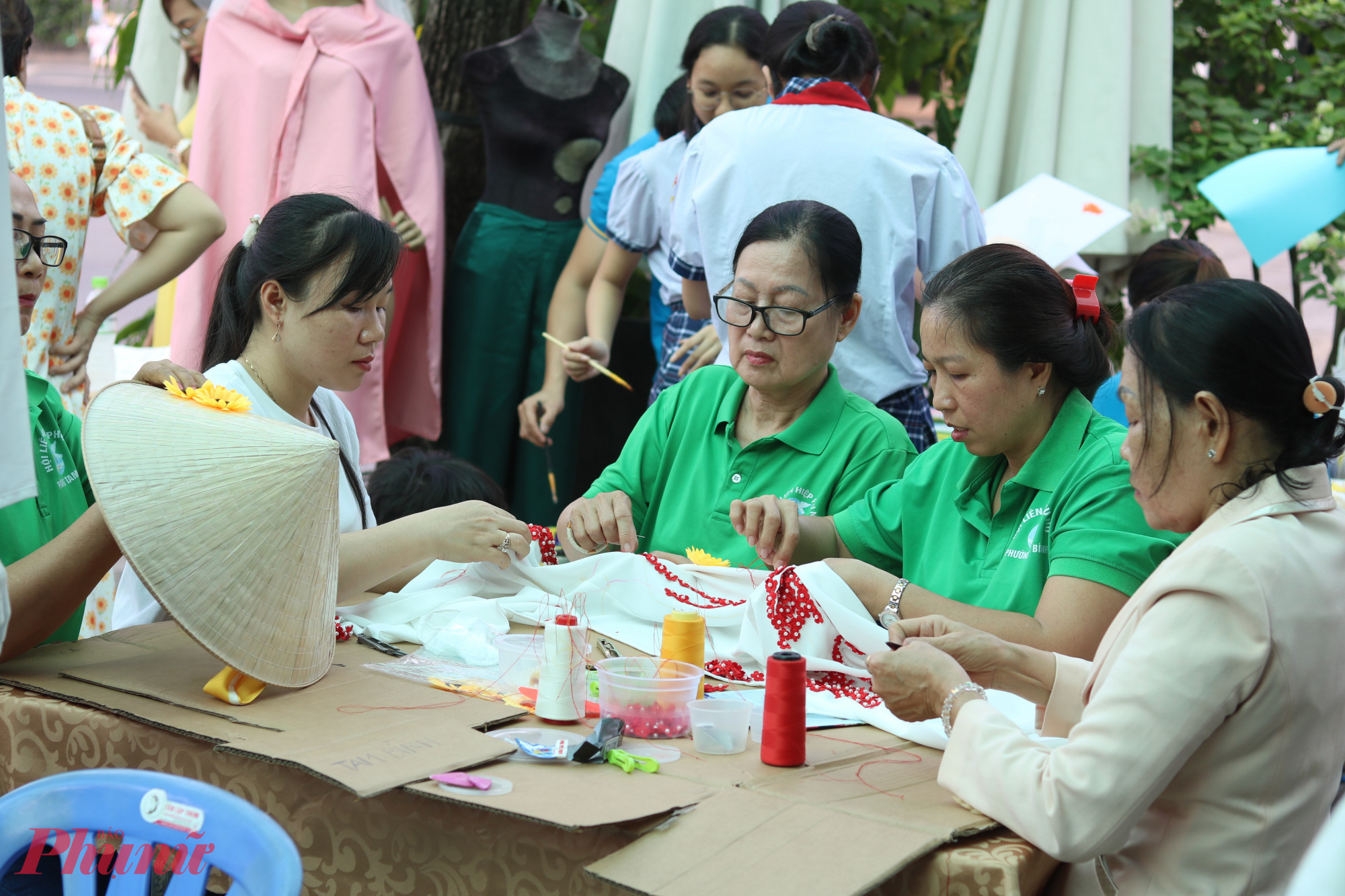 Ngoài vẽ, các đội còn dùng kỹ thuật đính, kết hoa lên áo dài