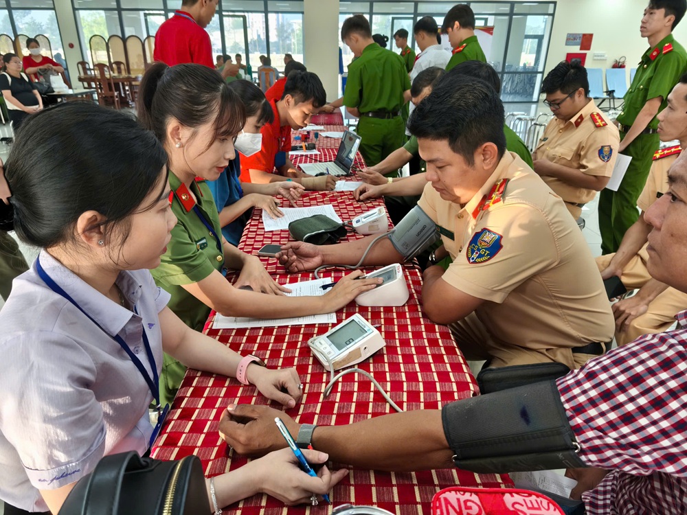 Nhiều cán bộ, chiến sĩ Công an tỉnh An Giang cho biết, hiến máu nhân đạo là một việc làm có ý nghĩa, với tinh thần và trách nhiệm đối v