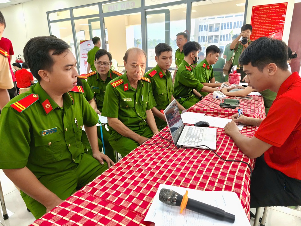 Qua đó, góp phần nâng cao nhận thức về vai trò, tầm quan trọng và nghĩa cử cao đẹp của việc hiến máu tình nguyện, khơi dậy tinh thần tương thân tương ái, nghĩa tình của cán bộ, chiến sĩ lực lượng Công an trong việc hiến máu cứu người theo tinh thần “Một giọt máu cho đi, một cuộc đời ở lại”.