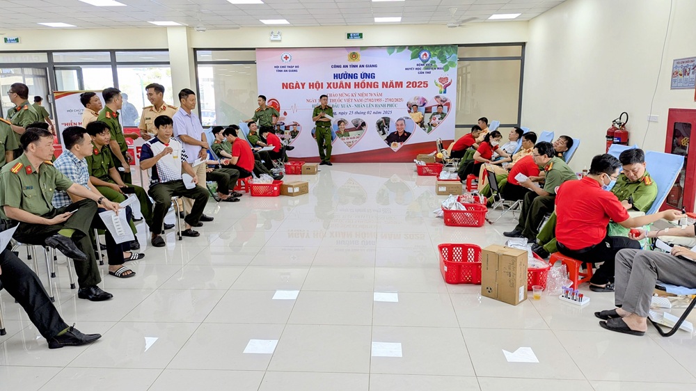 Ngày hội đã thu hút đông đảo lãnh đạo, cán bộ, chiến sĩ, nhân viên thuộc các phòng ban trực thuộc Công an tỉnh tham gia hiến máu.