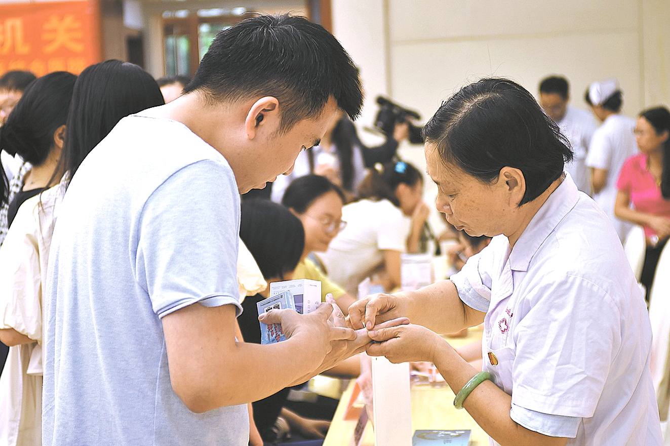 Nhân viên y tế kiểm tra sức khỏe cho một bệnh nhân trẻ tại sự kiện châm cứu ở thành phố Nam Xương, tỉnh Giang Tây, Trung Quốc, ngày 8/8/2024 - Nguồn ảnh: China Daily