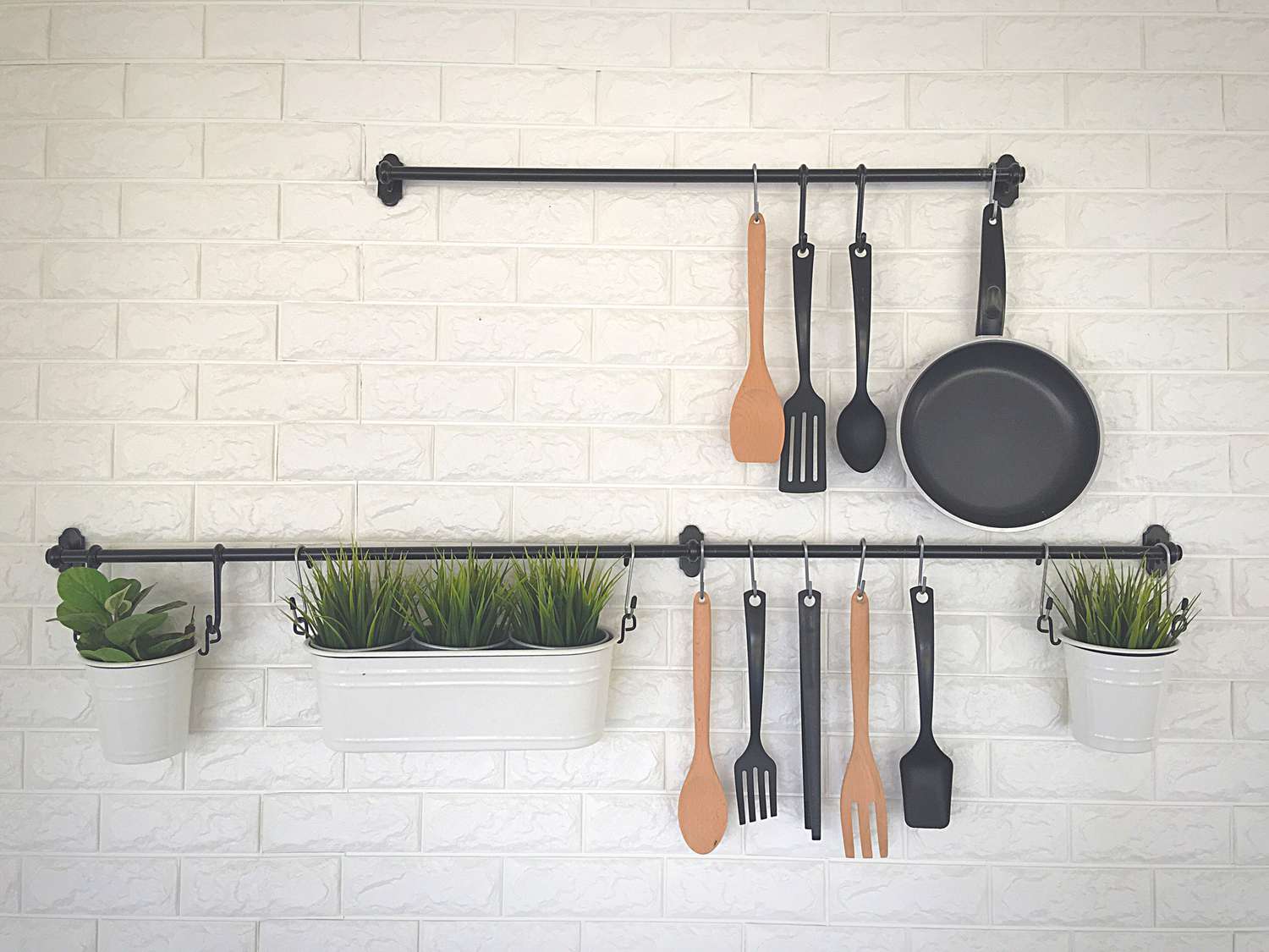 Đồ vật bị mất Các chuyên gia cho biết việc liên tục làm mất những vật dụng thiết yếu trong bếp là một dấu hiệu rõ ràng khác cho thấy bạn có quá nhiều đồ đạc trong bếp.  Saltman chỉ ra rằng: Nếu gần đây bạn không dọn dẹp, nhiều khả năng là bạn sẽ không có chỗ cho mọi thứ trong bếp và các đồ vật sẽ thường xuyên bị xê dịch.  Dọn dẹp ngăn kéo, tủ và sắp xếp gọn gàng những gì bạn có sẽ giúp bạn tránh bị mất hoặc tìm kiếm những món đồ bạn thường xuyên cần đến.