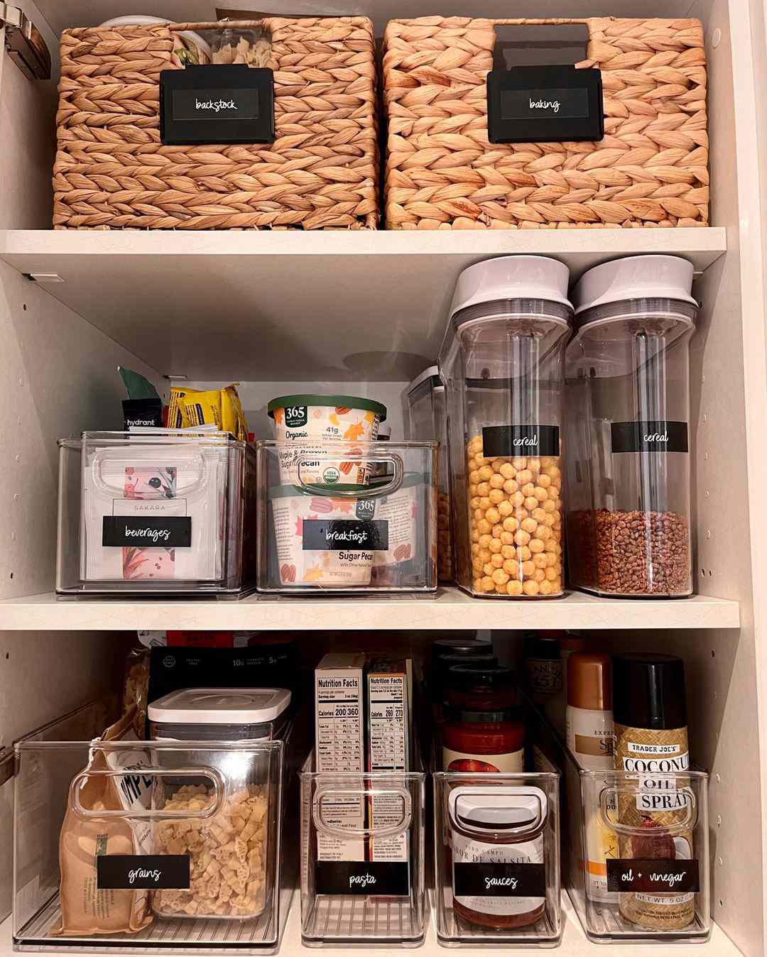 Thùng chứa thêm Sarit Weiss, người sáng lập kiêm giám đốc tổ chức tại Neat & Orderly, cho biết: Nếu bạn cứ tiếp tục mua thùng và đồ lưu trữ để thêm vào bếp nhằm chứa thêm nhiều thứ hơn, hãy dừng lại và nghĩ về lượng đồ lộn xộn mà bạn thực sự đang tạo ra và thu hút vào khi làm như vậy.  Thay vì cố gắng sắp xếp mọi thứ đang làm lộn xộn căn bếp của bạn, chuyên gia cho biết bạn nên giảm số lượng đồ đạc trước khi đi mua thêm hộp đựng đồ. Bằng cách này, bạn thực sự có thể sử dụng mọi thứ mình có mà không cần phải tích tụ thêm đồ lộn xộn.