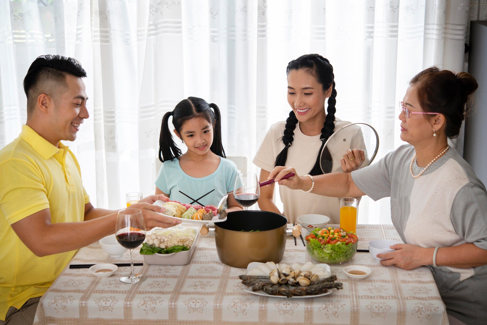 Tôi làm gì cũng bị các thành viên bài xích, ngay cả ăn cơm cũng là sai (ảnh Freepik)