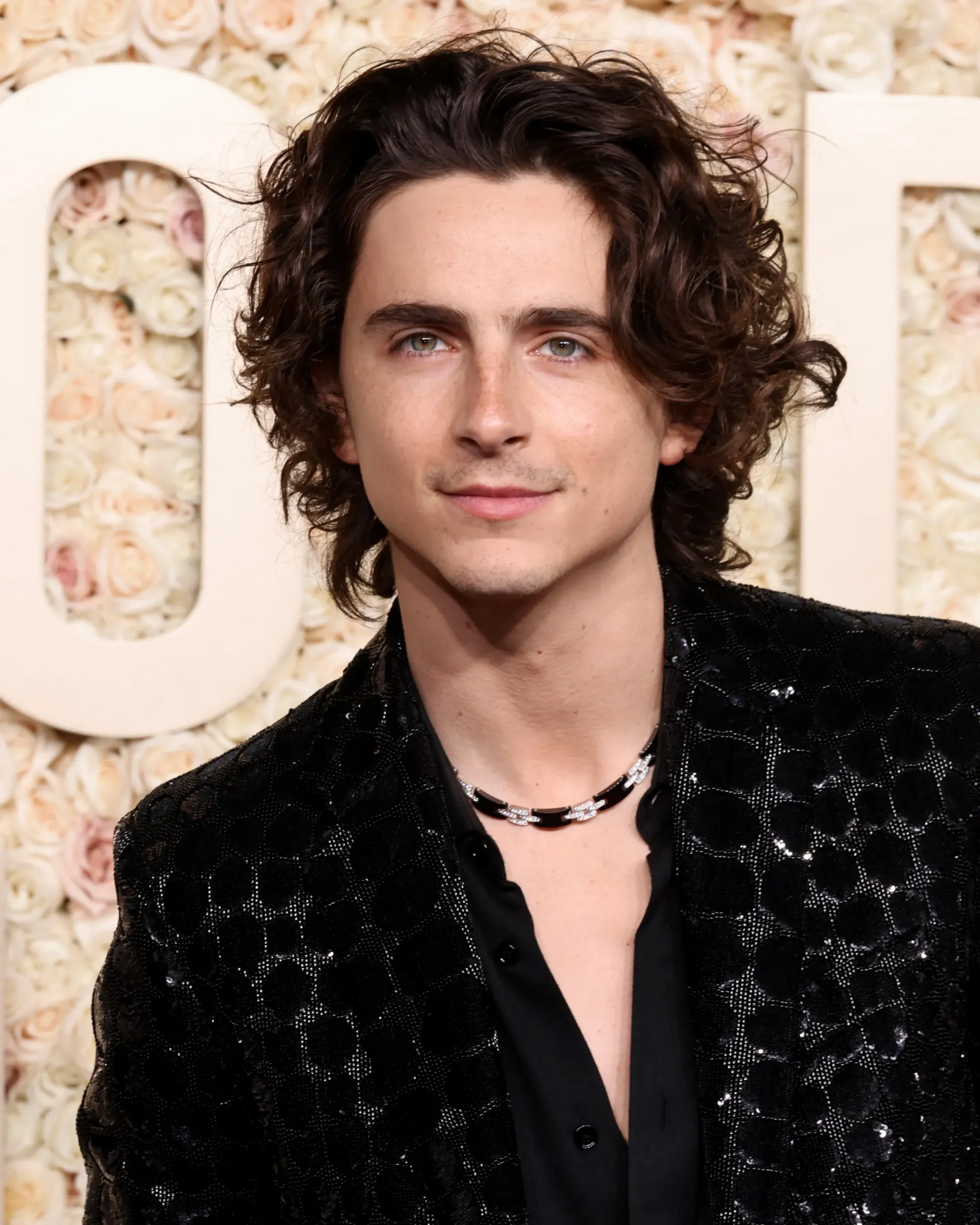 Timothee Chalamet thường đeo trang sức cỡ lớn cho nam giới