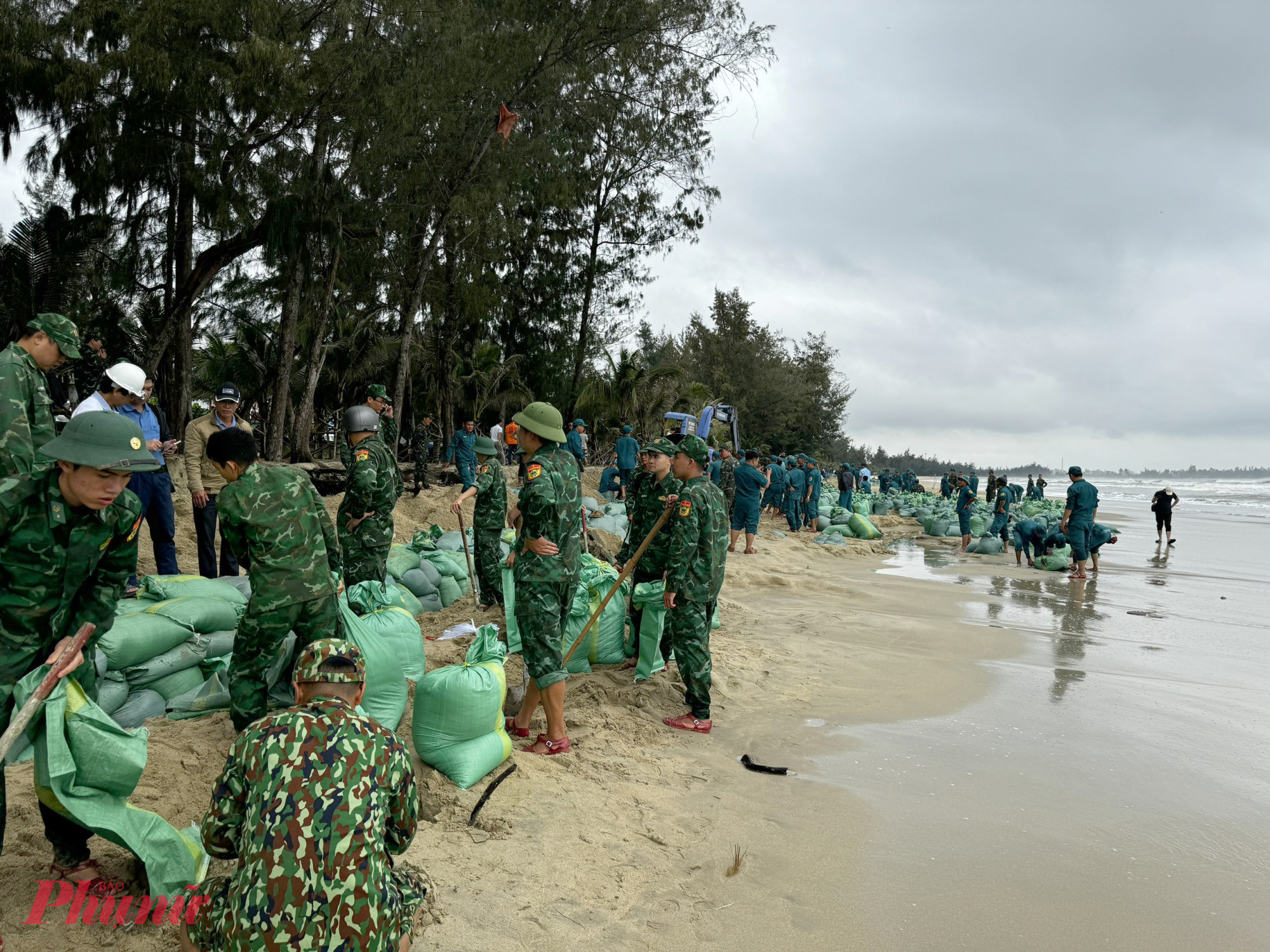 Ông Nguyễn Lâm - Phó chủ tịch UBND TP Quảng Ngãi – cho biết: Chúng tôi đã huy động 3 xe đào, 150 cái xẻng và 21.000 bao cát cùng với 350 quân số ra quân cấp tốc trong buổi sáng nay để hoàn thành bờ chắn đê cát, để đảm bảo ổn định bờ biển Mỹ Khê